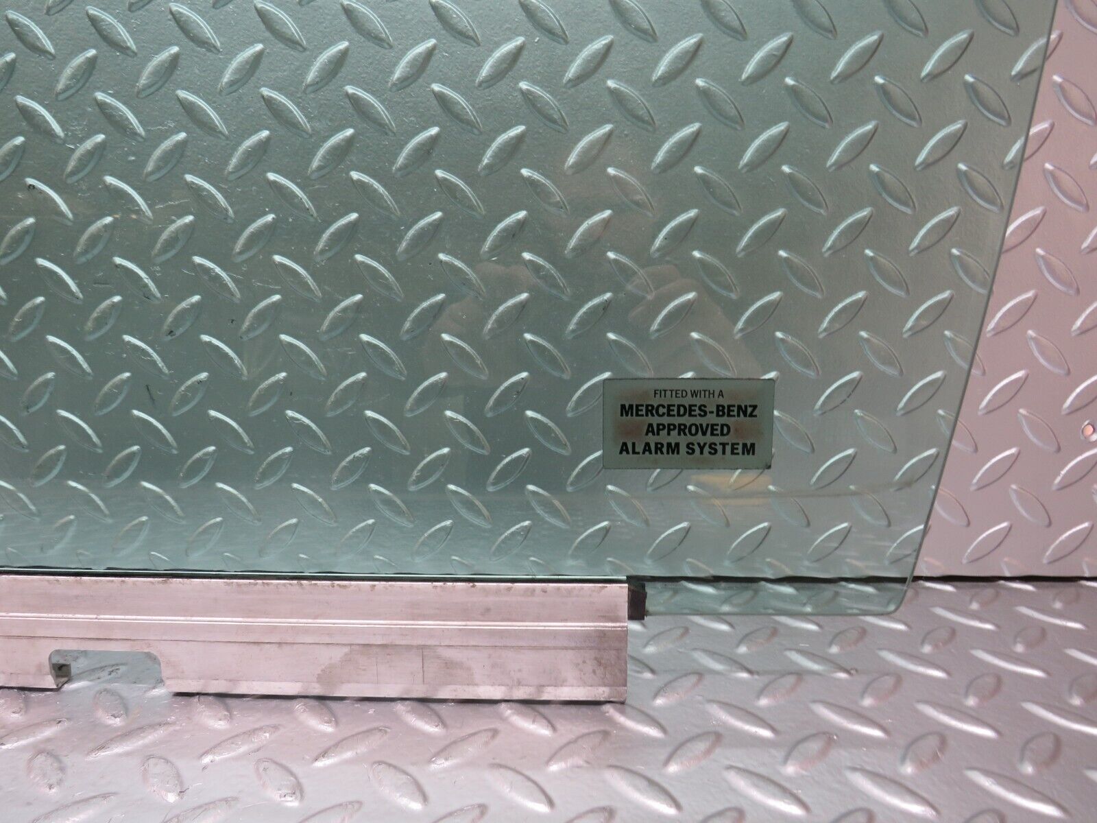 25646 Mercedes-Benz W124 280E Front Left Door Window Glass