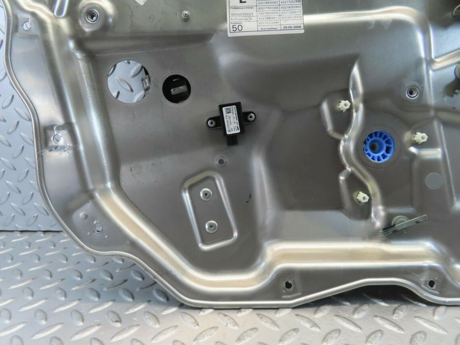 11168 Mercedes-Benz W221 S320 Front Left Door Window Regulator 2218203202