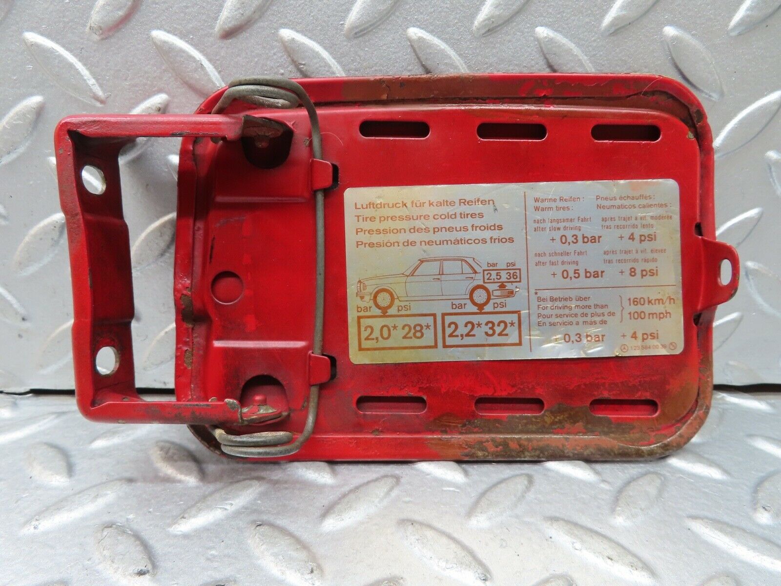 19176 Mercedes-Benz W123 300D Fuel Tank Flap Cap 1235840039