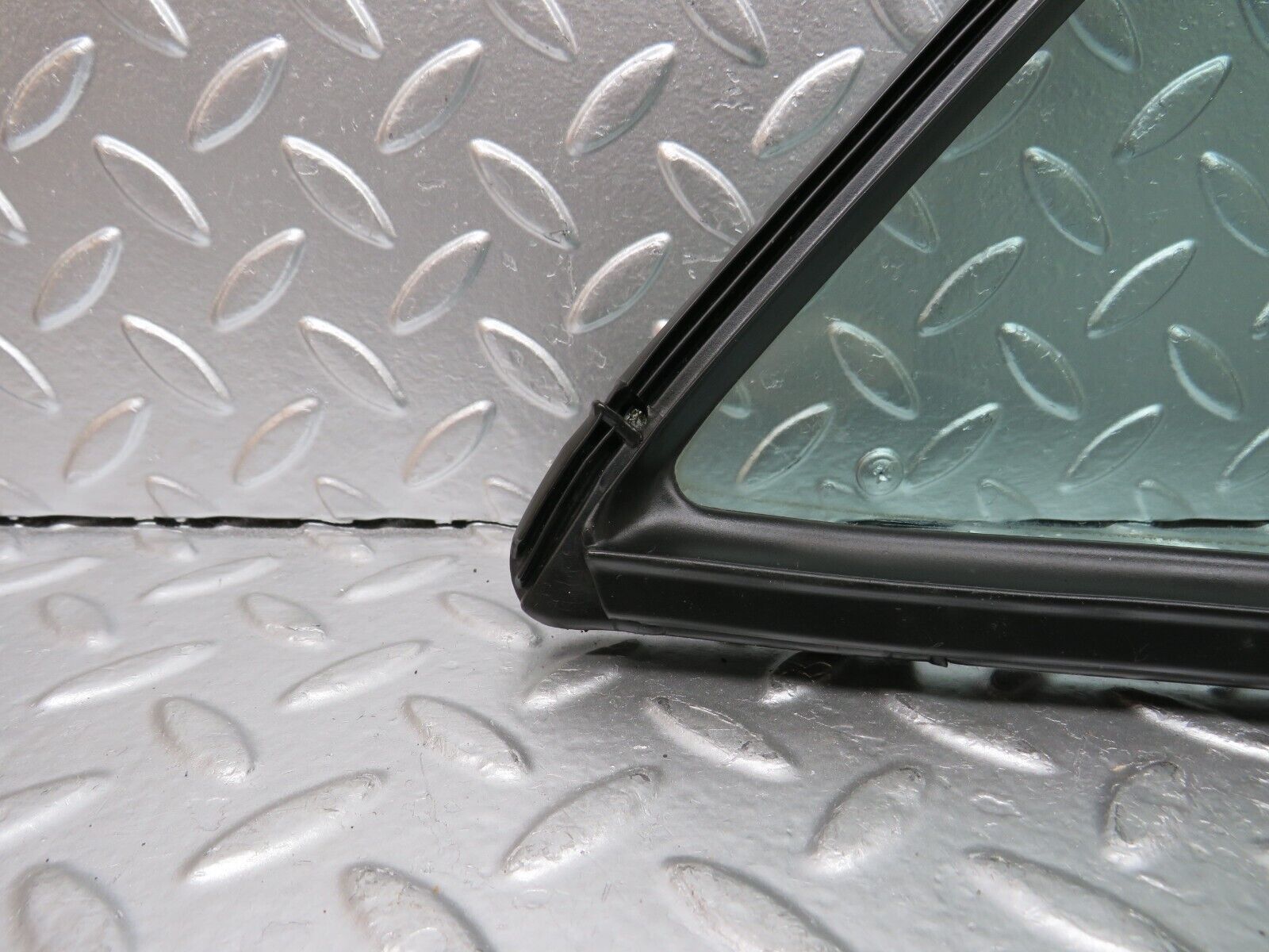 25131 Mercedes-Benz W201 190D Rear Left Quarter Window Glass 2017350524