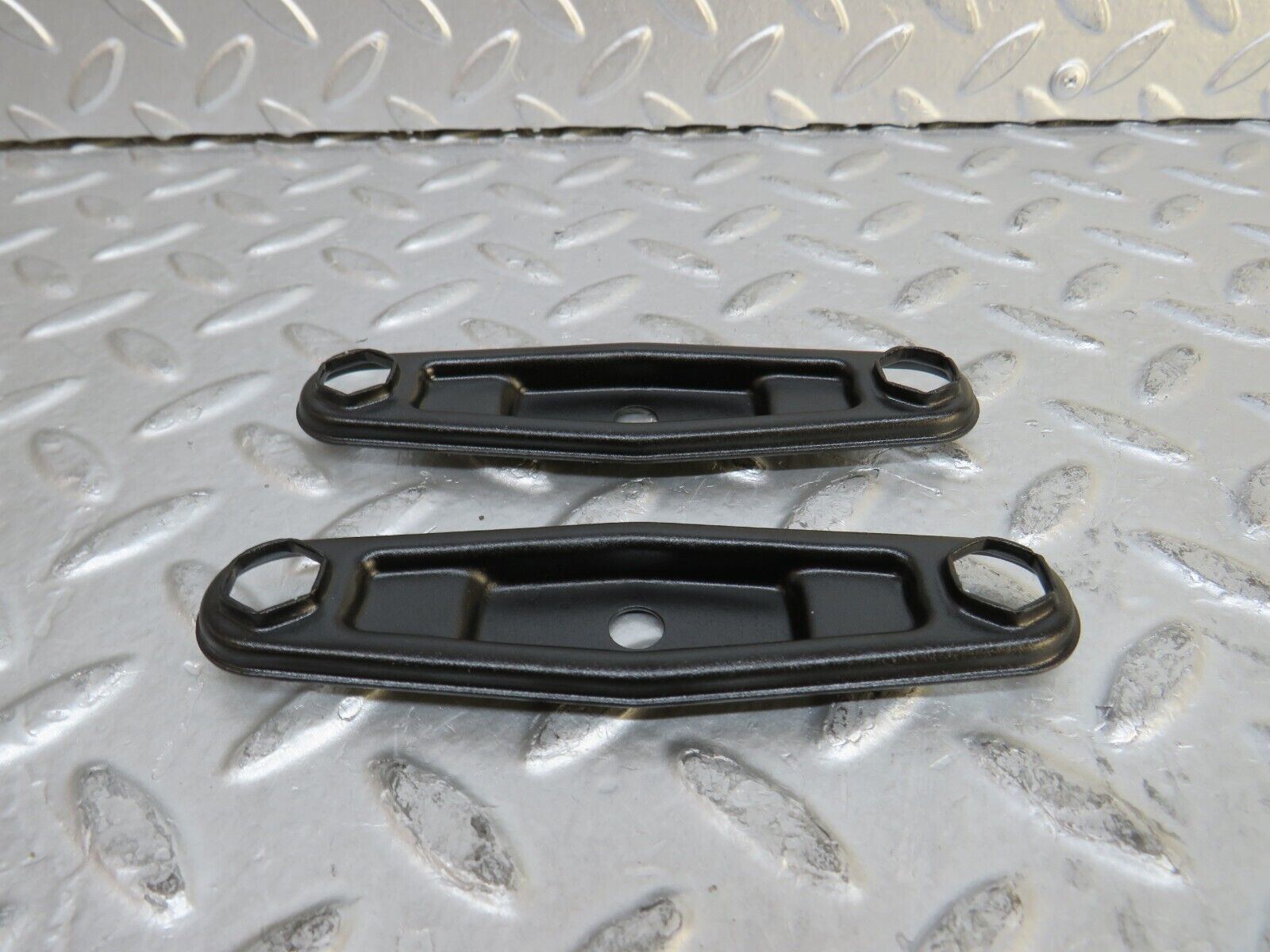 29443 Mercedes-Benz W124 230E Fuel Injector Bracket