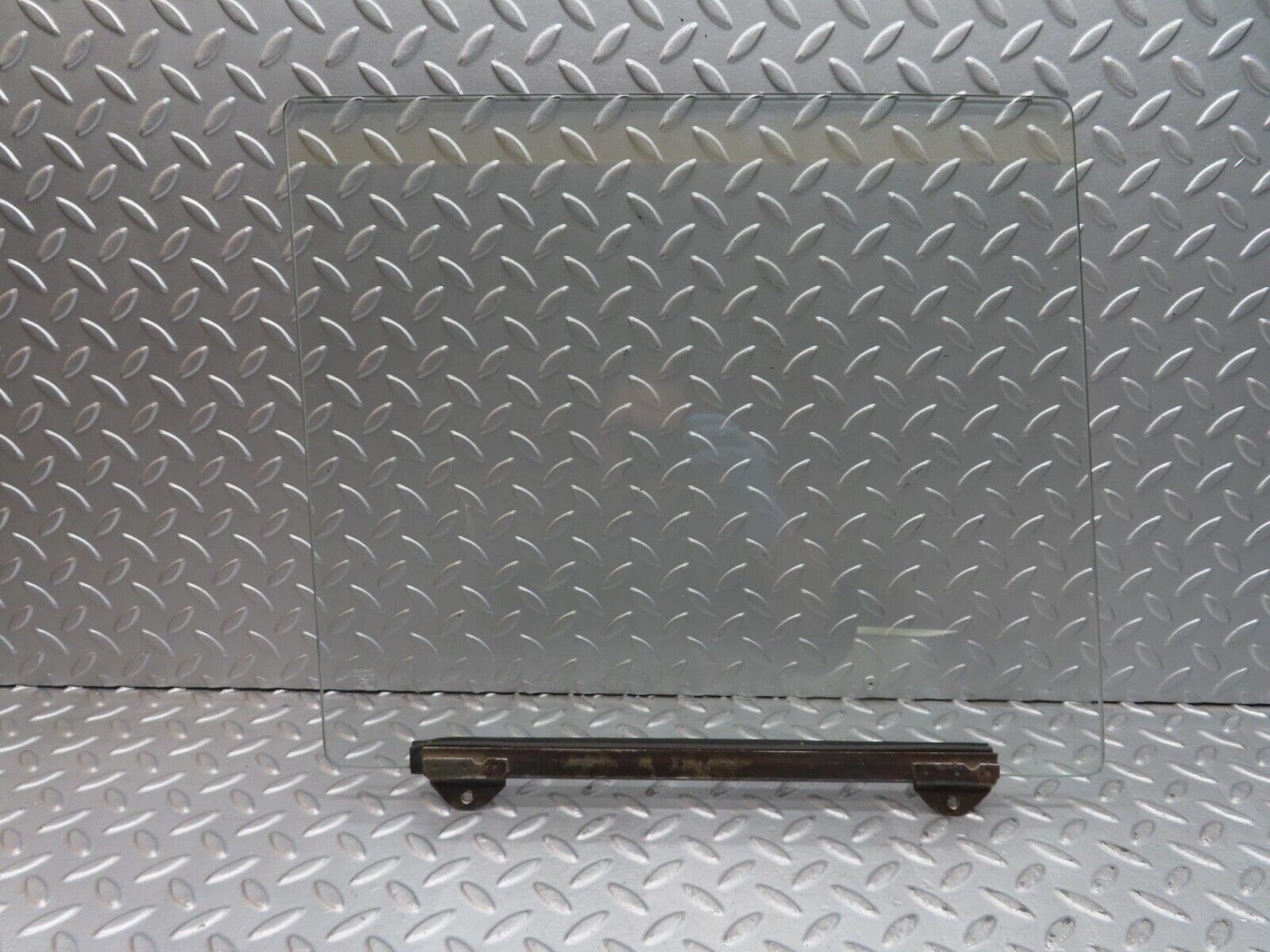 12657 Mercedes-Benz W111 220SE Front Right Door Window Glass