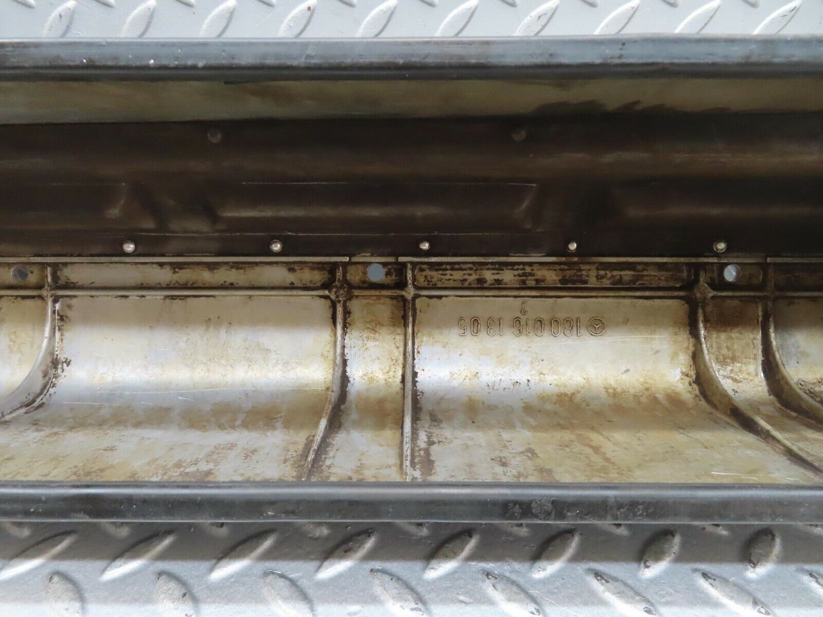 13825 Mercedes-Benz W111 230S Cylinder Head Valve Cover 1800161305