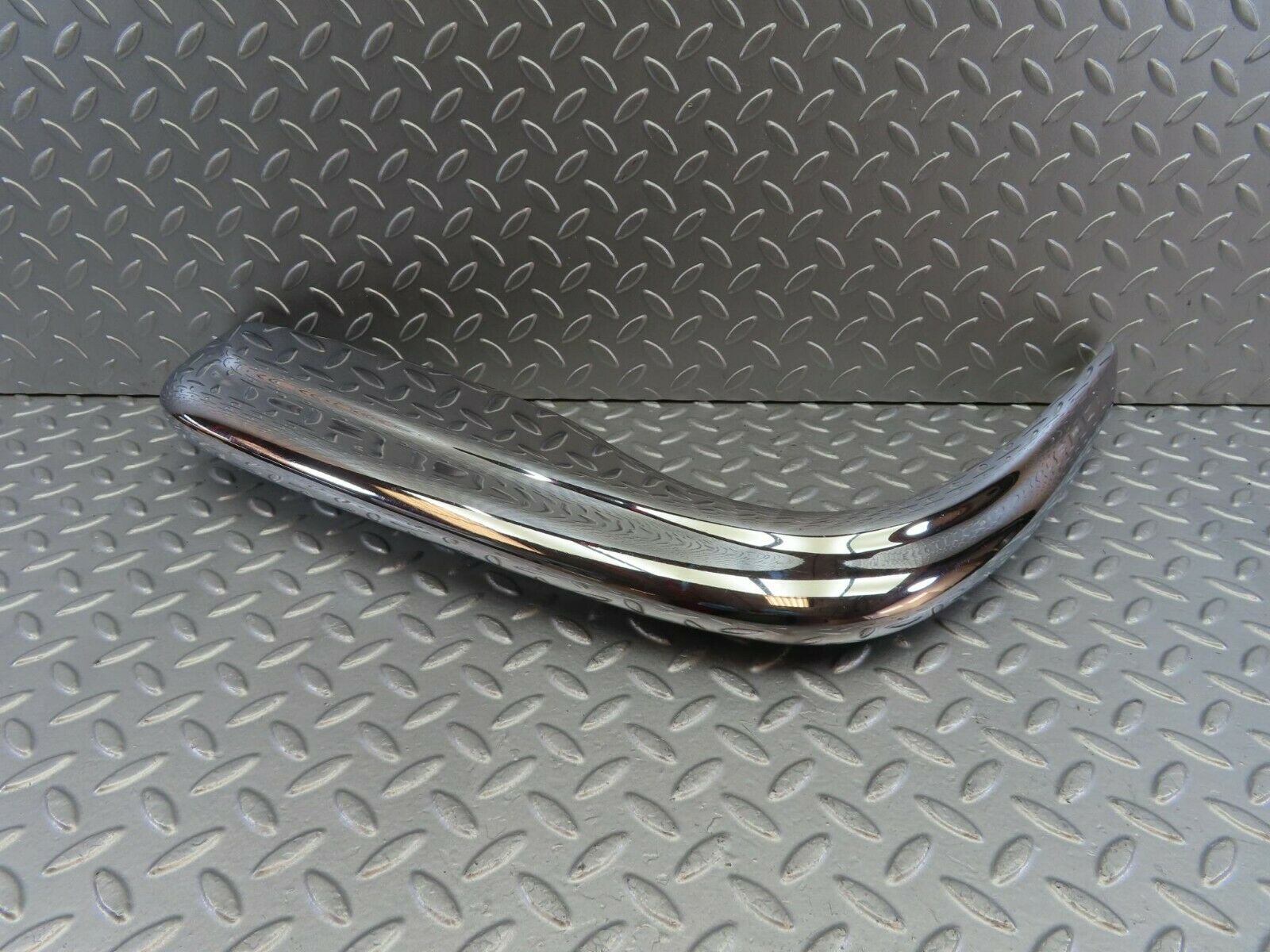 10618 Mercedes-Benz W108 Front Left Upper Bumper Corner
