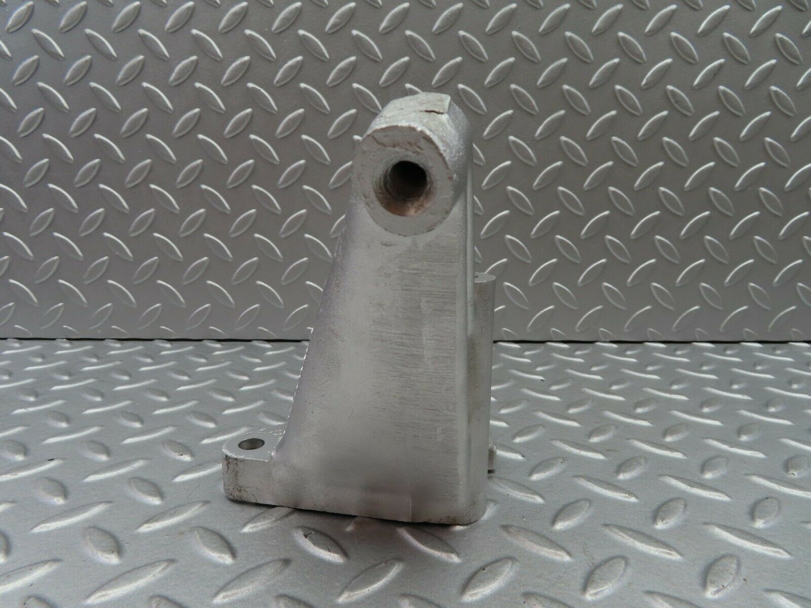 5952 Mercedes-Benz W123 200 Engine Mount Bracket Left Side 1022230504