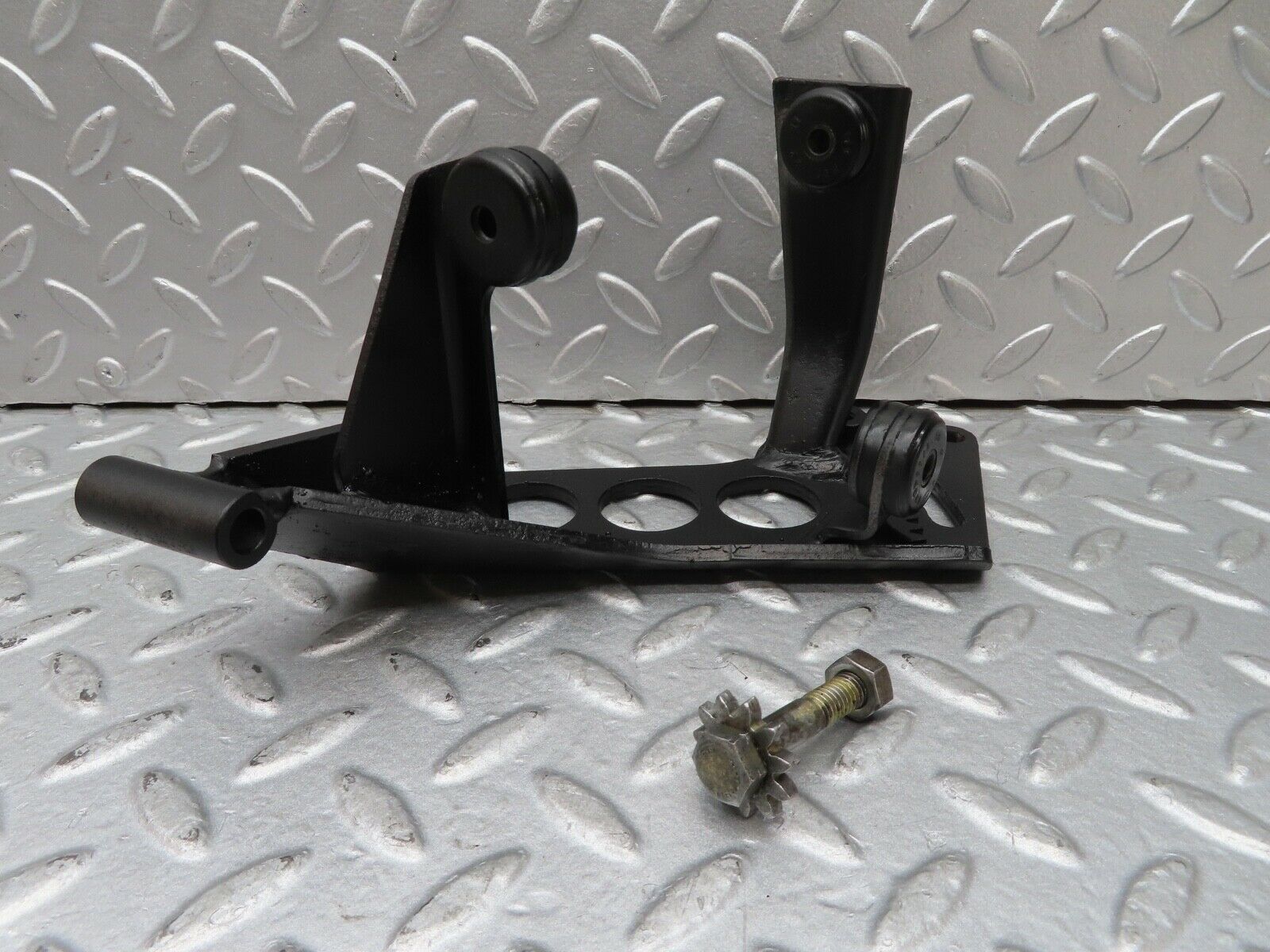 16976 Mercedes-Benz C123 280CE Coupe Power Steering Pump Bracket