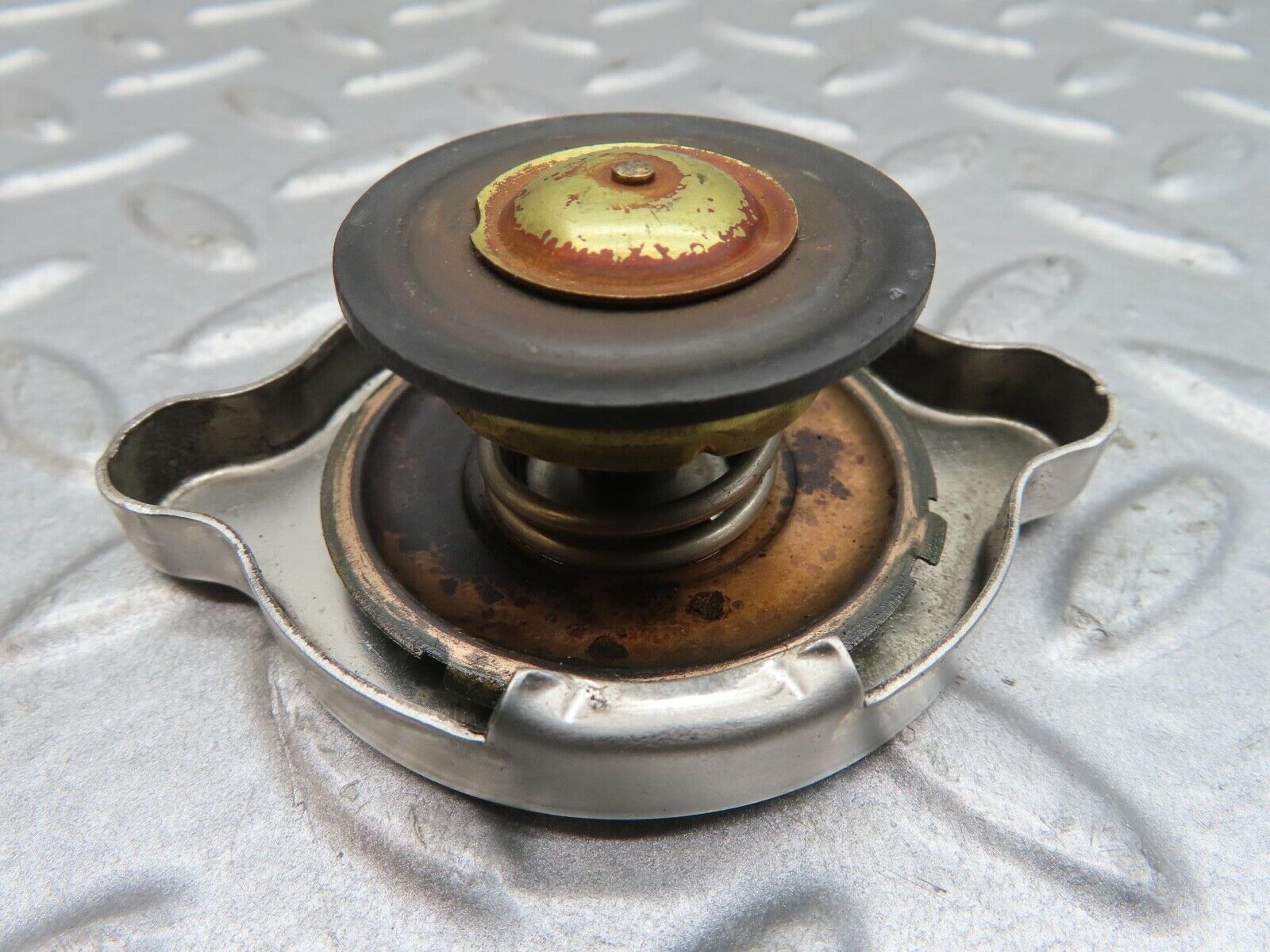13913 Mercedes-Benz C107 280SLC Radiator Cap 1235010115