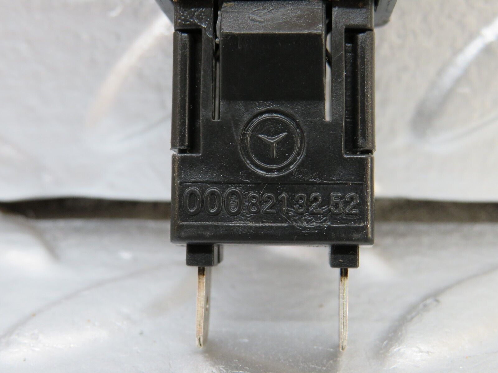 25526 Mercedes-Benz W123 200 Glove Box Light Switch 0008213252