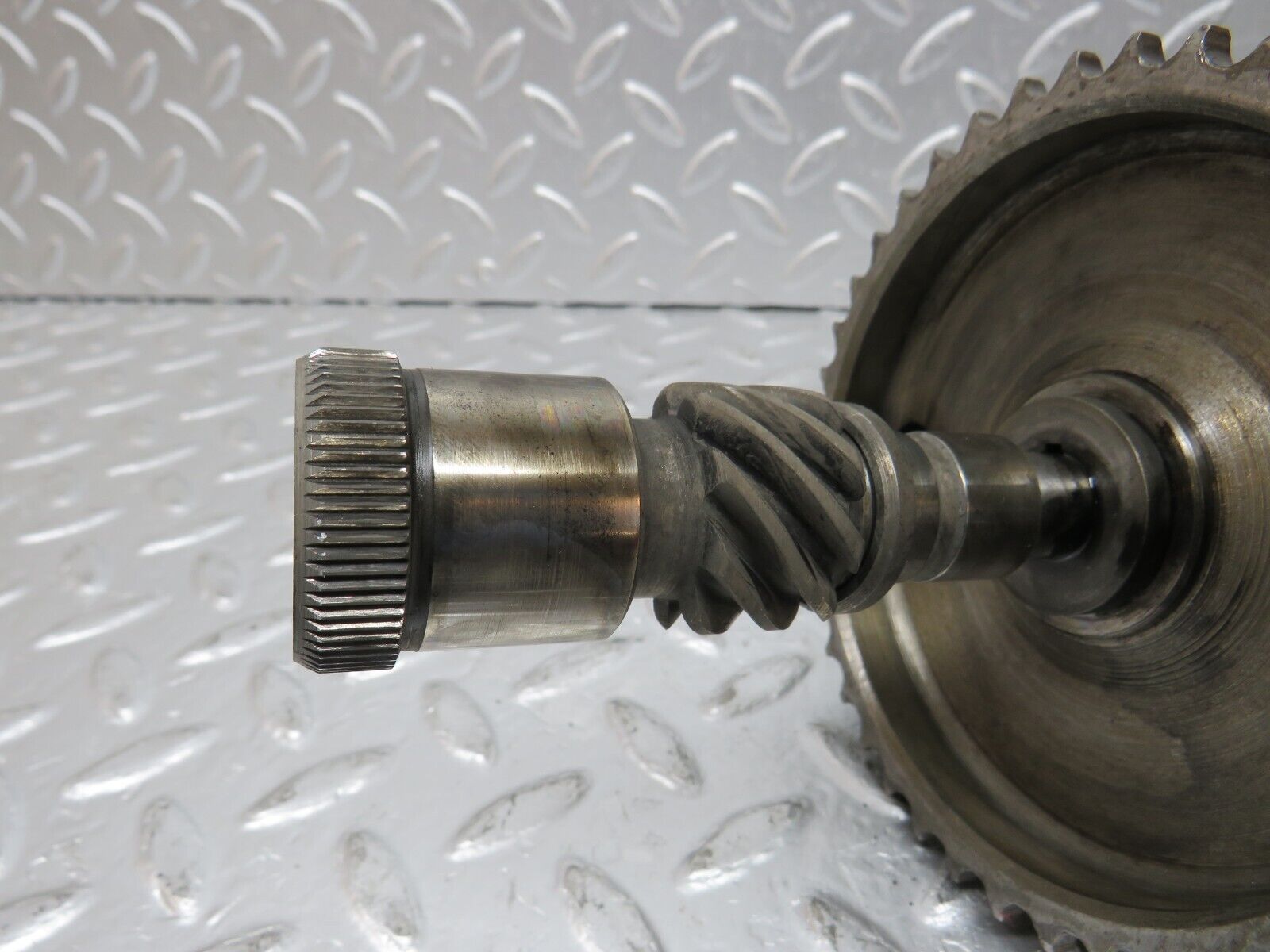 31079 Mercedes-Benz W123 200D Injection Pump Intermediate Timing Gear Shaft