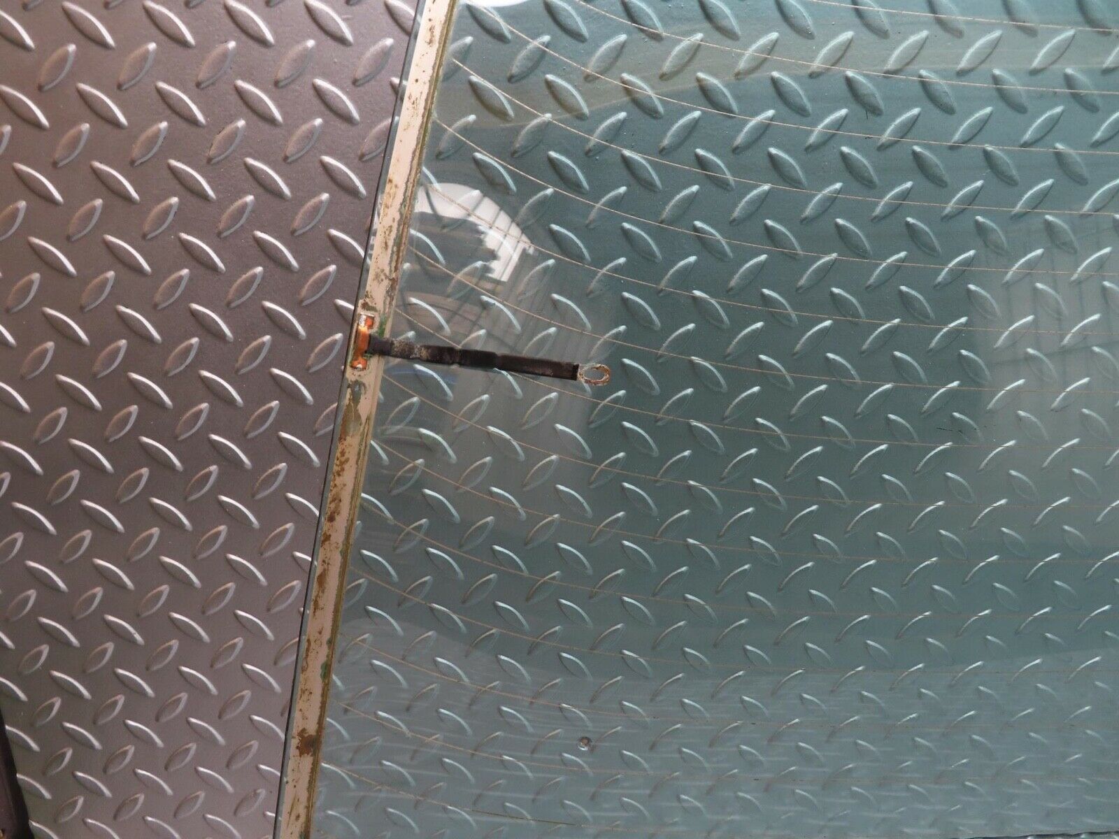 15935 Mercedes-Benz W123 280E Rear Heated Windscreen Glass