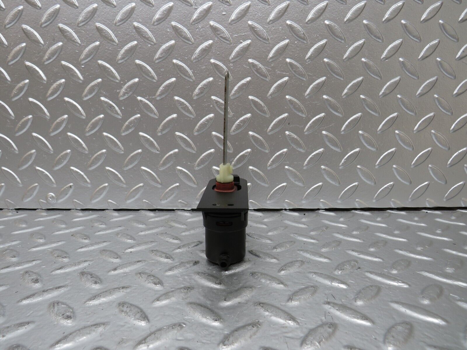 25041 Mercedes-Benz W140 S320 Heater Box Vacuum Actuator 9070437162