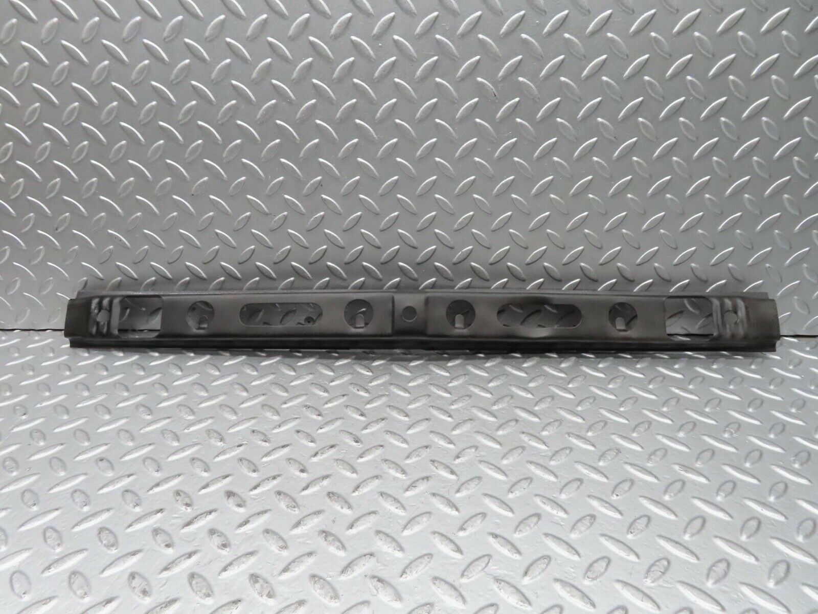 15351 Mercedes-Benz W123 230E Front Bumper Centre Bracket