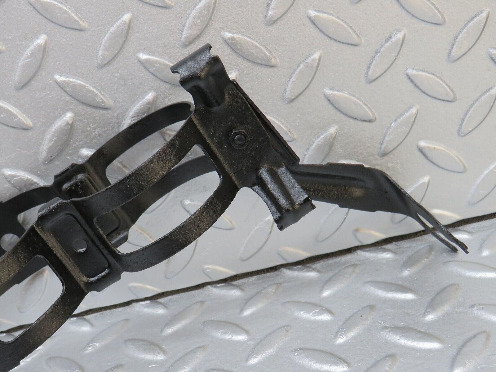 36779 Mercedes-Benz W201 190E 2.0L Fuel Pump Fuel Filter Bracket