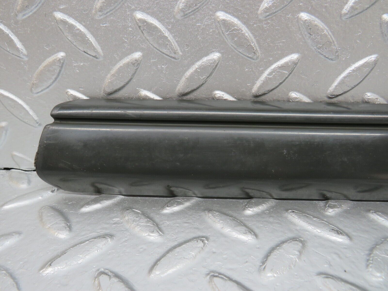 33996 Mercedes-Benz W124 260E Front Right Fender Wing Centre Moulding Trim