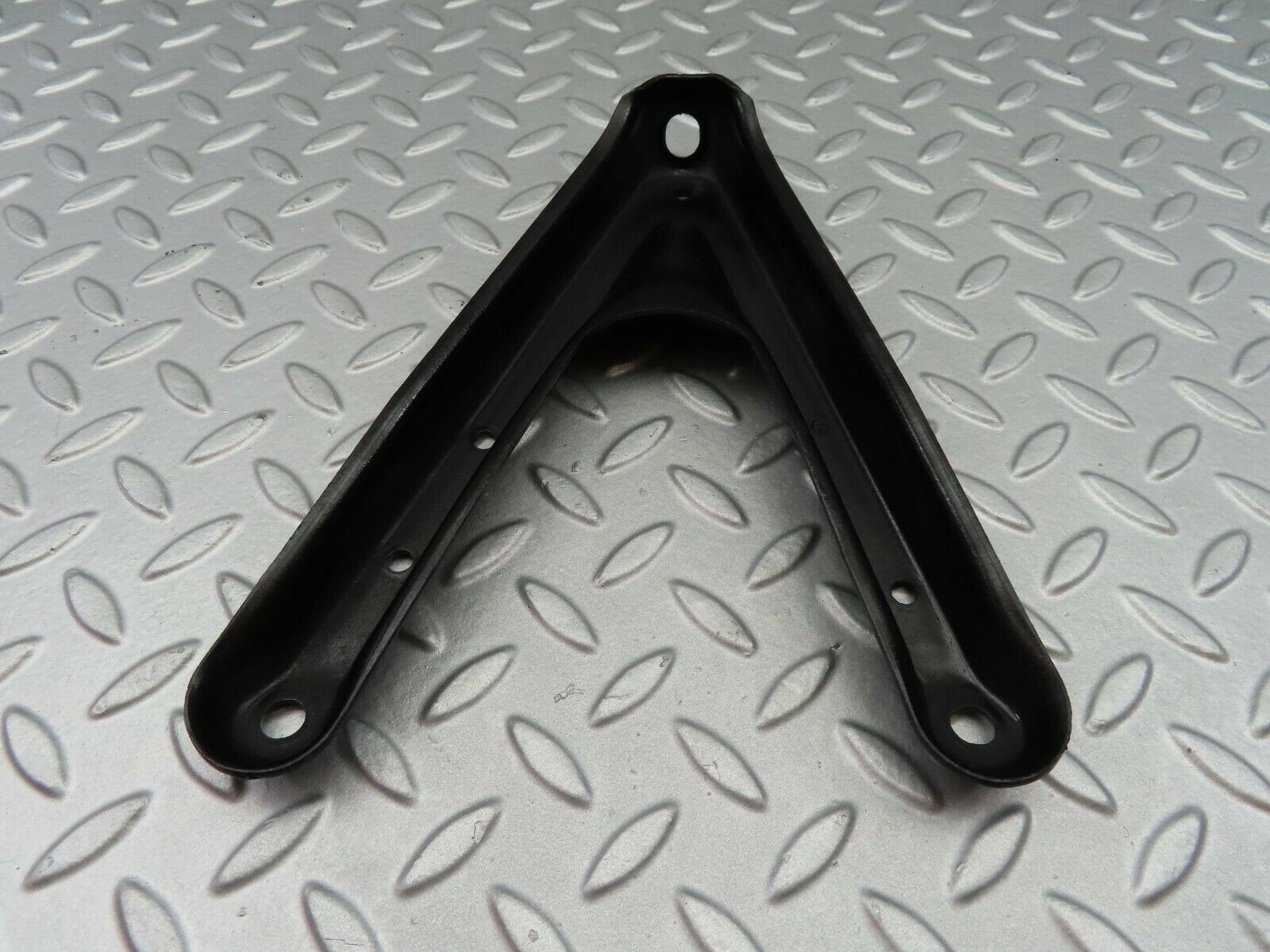 6819 Mercedes-Benz S124 E220 Wagon Air Intake Manifold Bracket