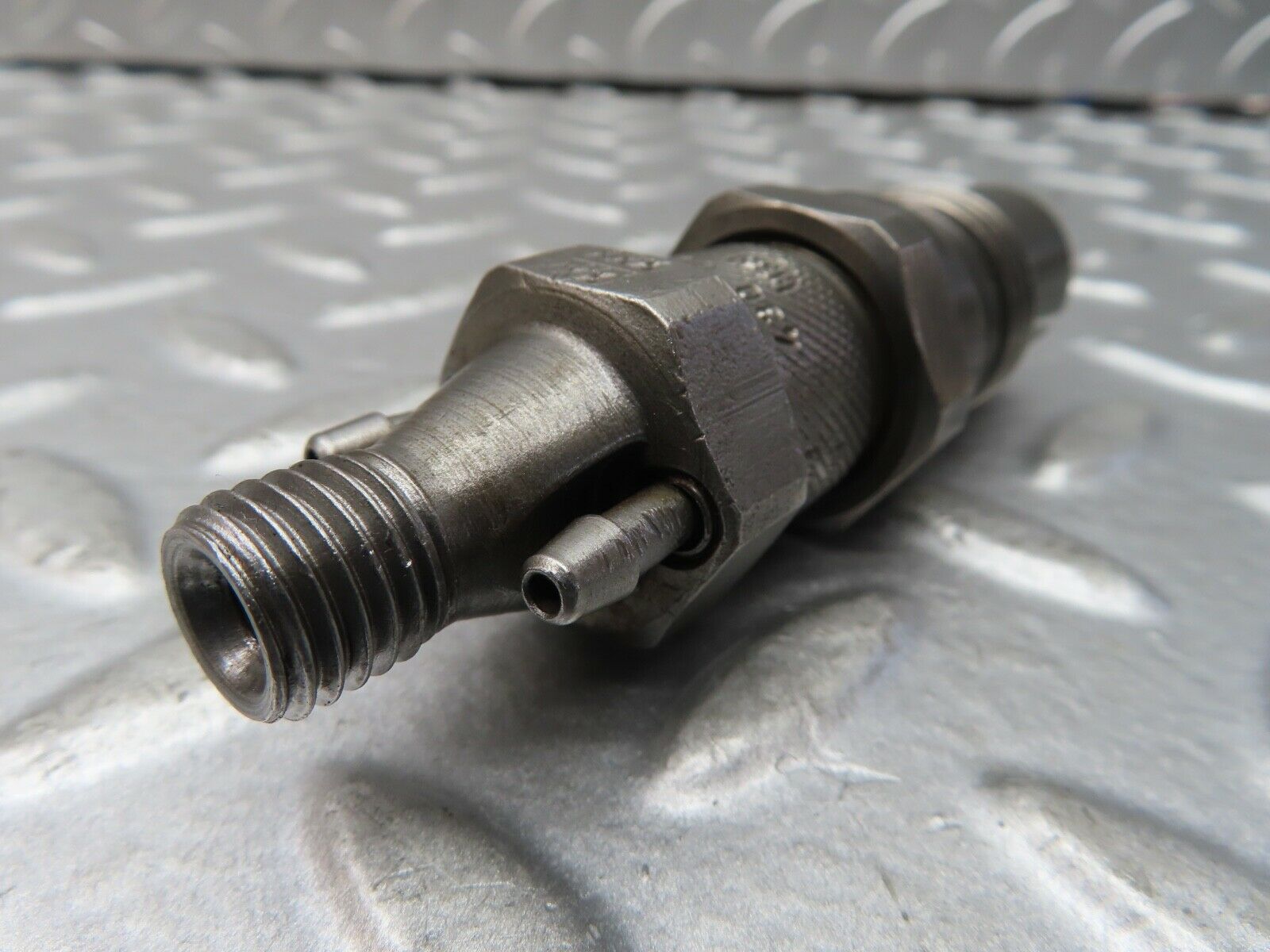 19253 Mercedes-Benz W123 300D Fuel Injector Bosch KCA30SD27/4