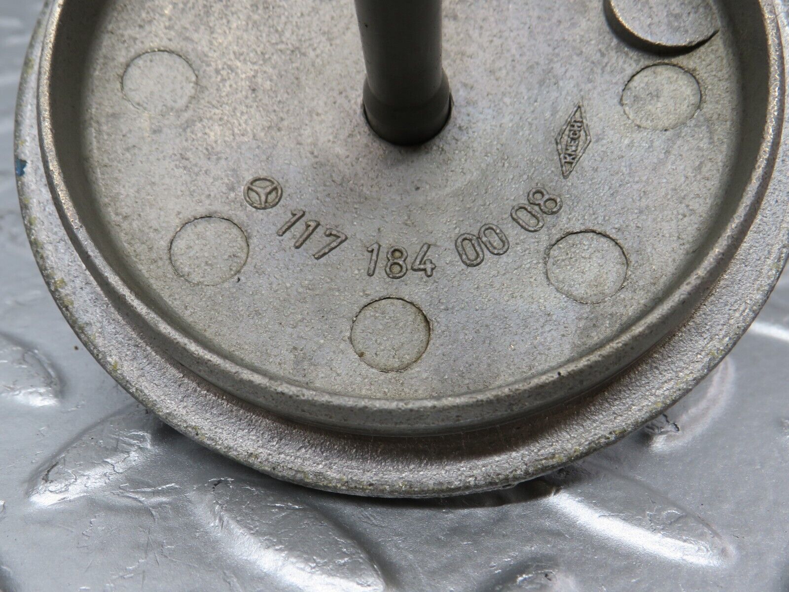 34510 Mercedes-Benz C126 380SEC Coupe Oil Filter Housing 1171801211