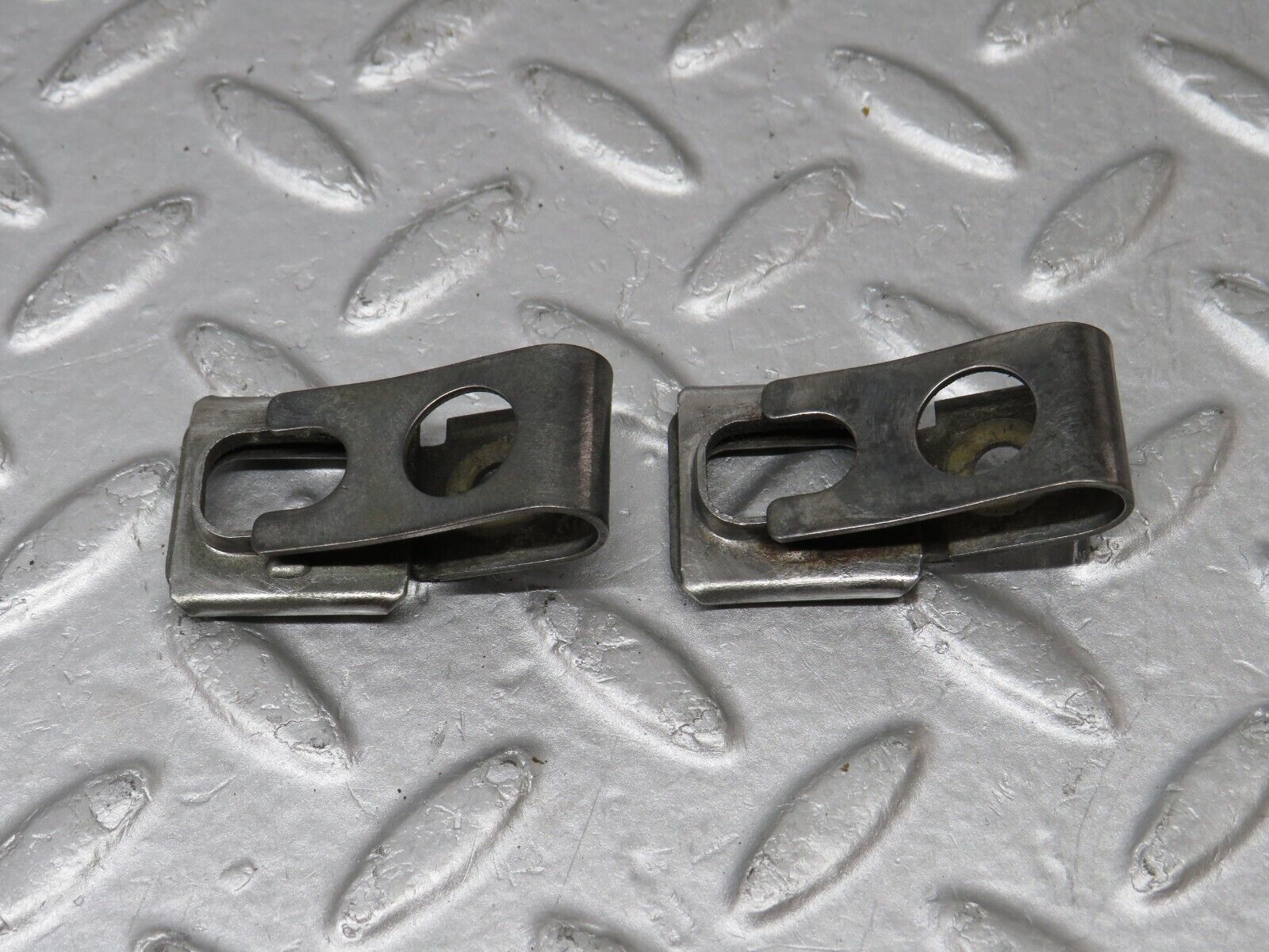 36242 Mercedes-Benz W126 420SE Fuel Injector Bracket 2x