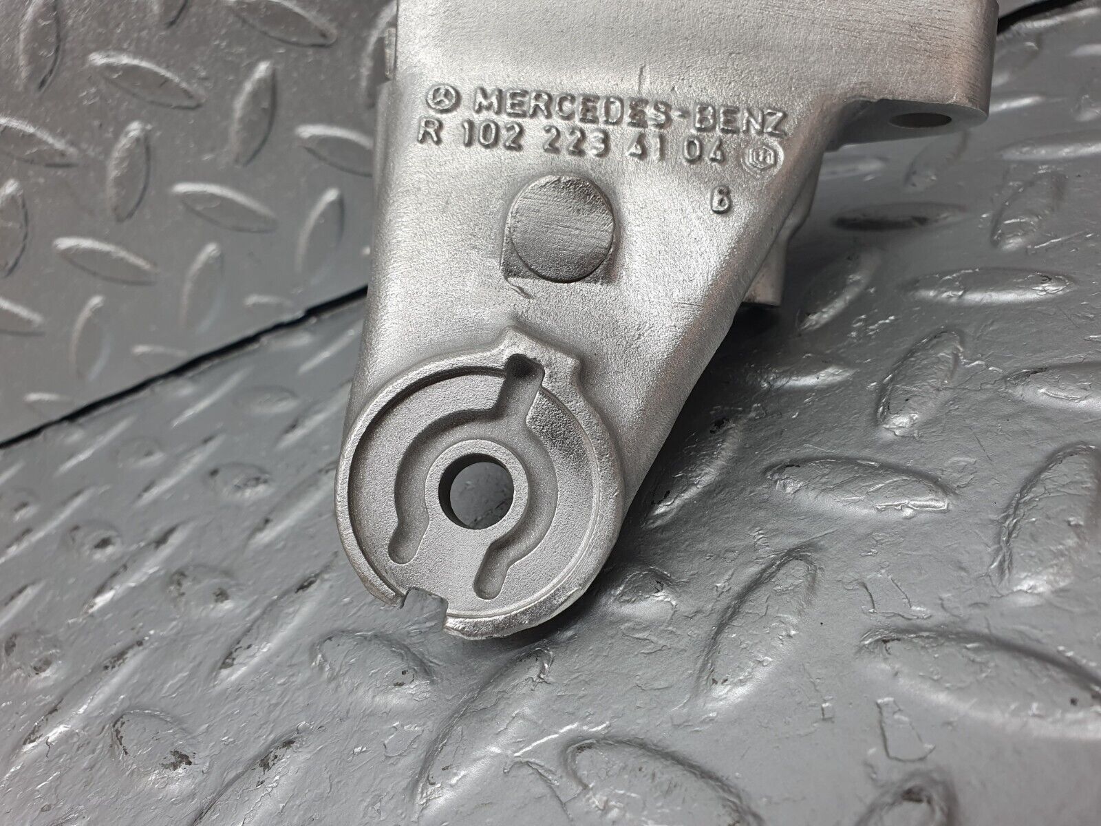 41447 Mercedes-Benz W124 200E Engine Mount Bracket Left Side 1022234104