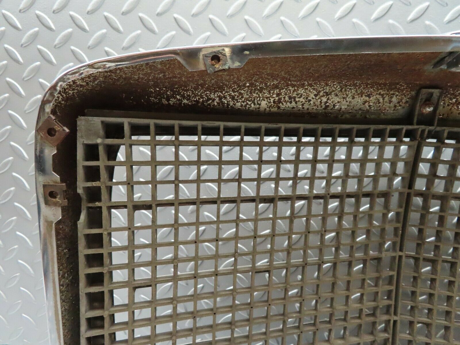 4580 Mercedes-Benz W114 280CE Coupe Bonnet Grill Chrome