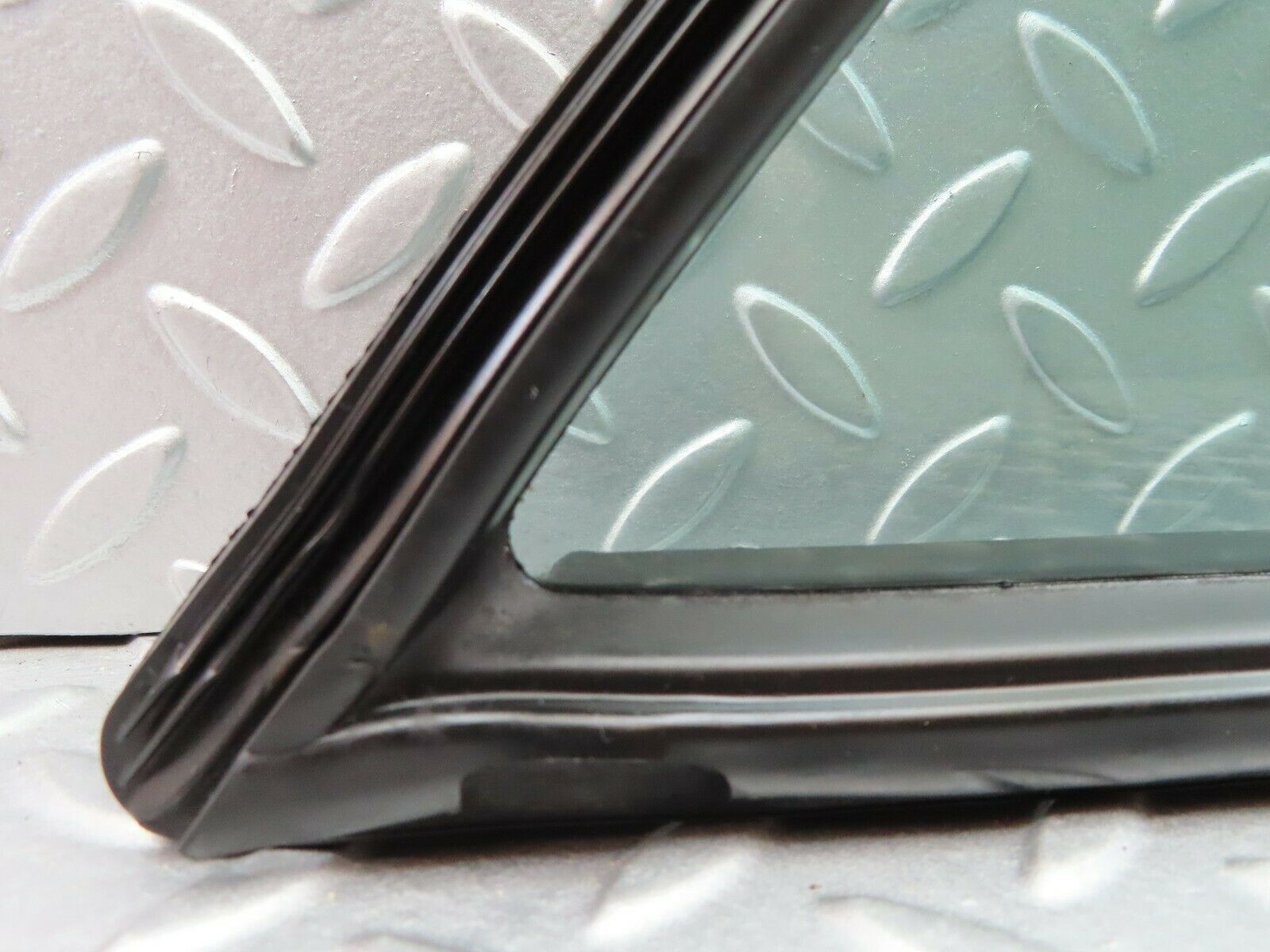 6311 Mercedes-Benz W126 380SE Rear Right Quarter Window Glass