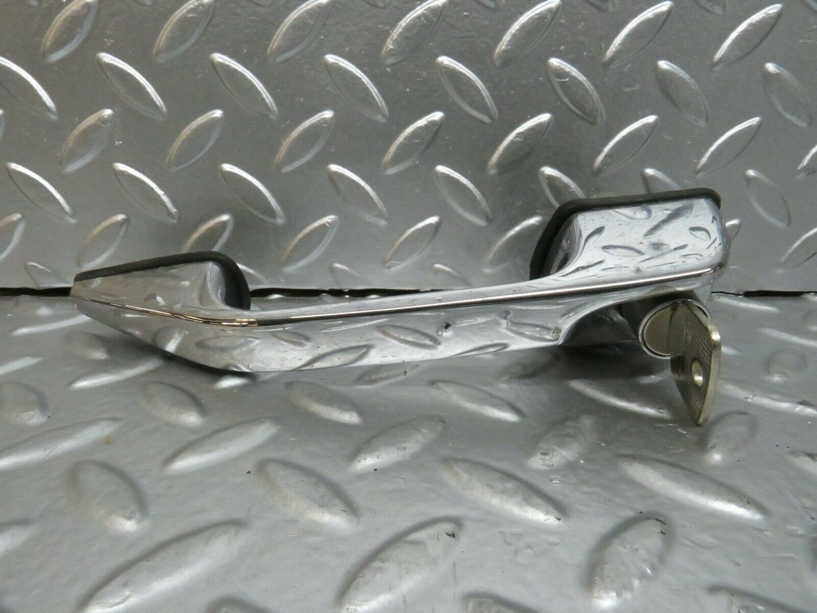 23715 Mercedes-Benz W114 280E Exterior Door Handle Front Left With Key 1157600501