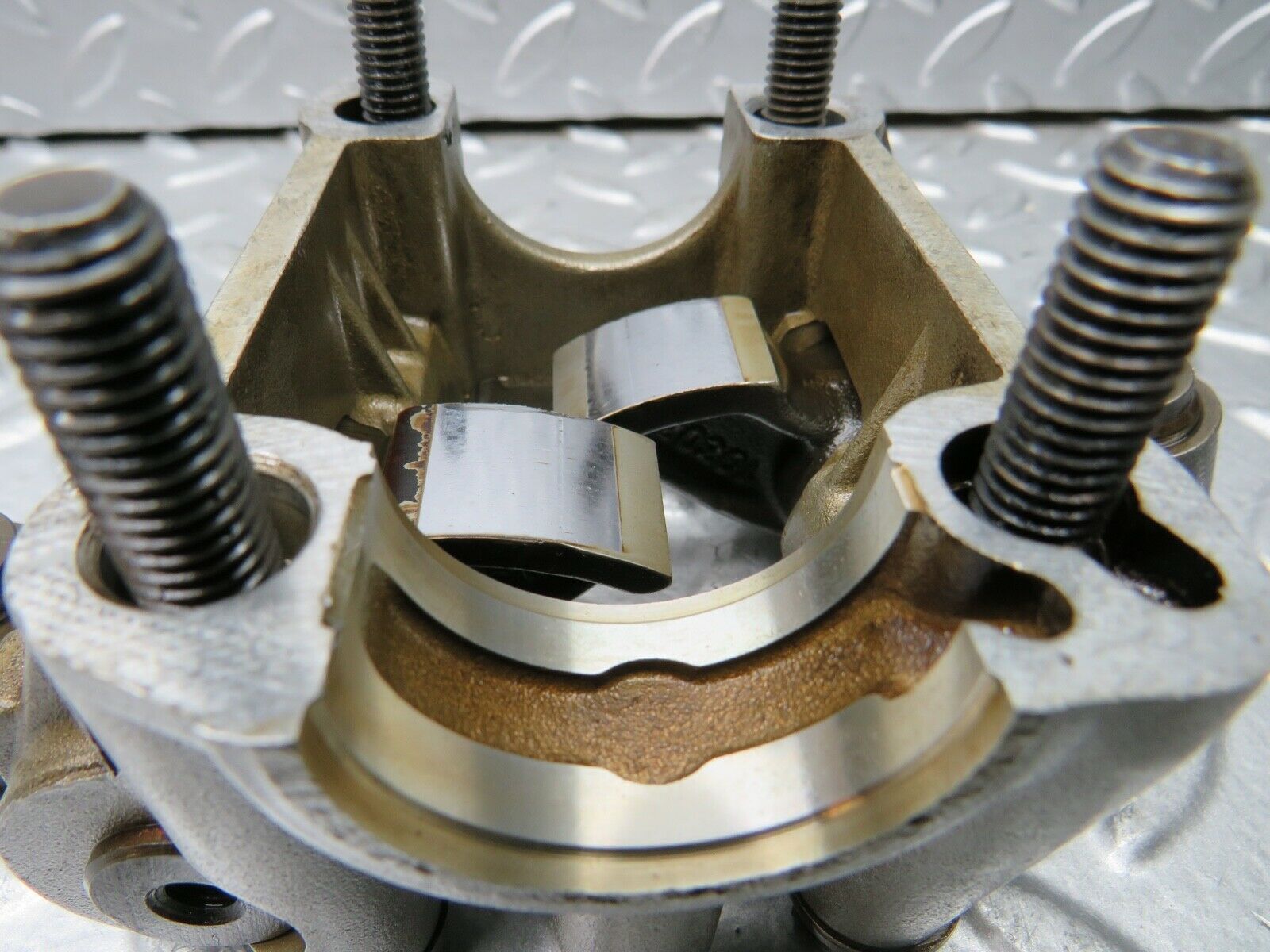 21743 Mercedes-Benz W126 300SE Rocker Arms Camshaft Bearing Block 1030510610