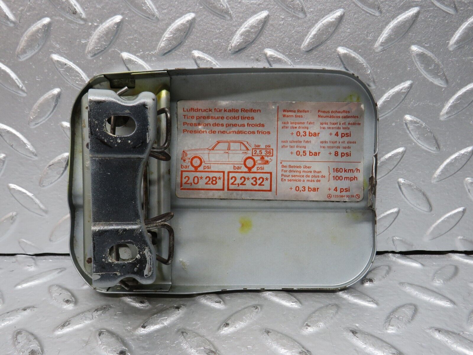 32064 Mercedes-Benz W123 230E Fuel Tank Flap Cap 1235840039