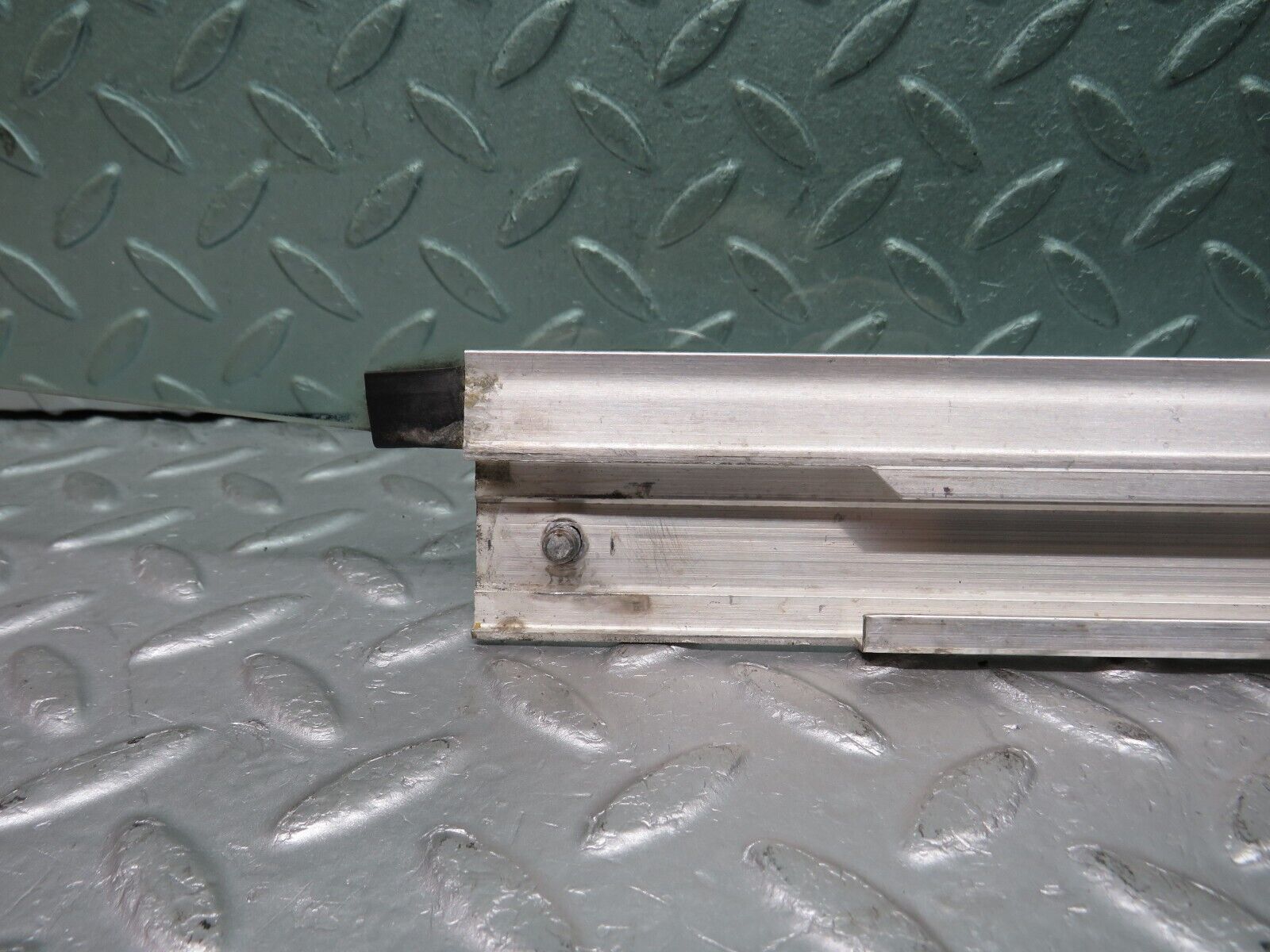 39069 Mercedes-Benz W201 190E 2.6L Front Right Door Window Glass