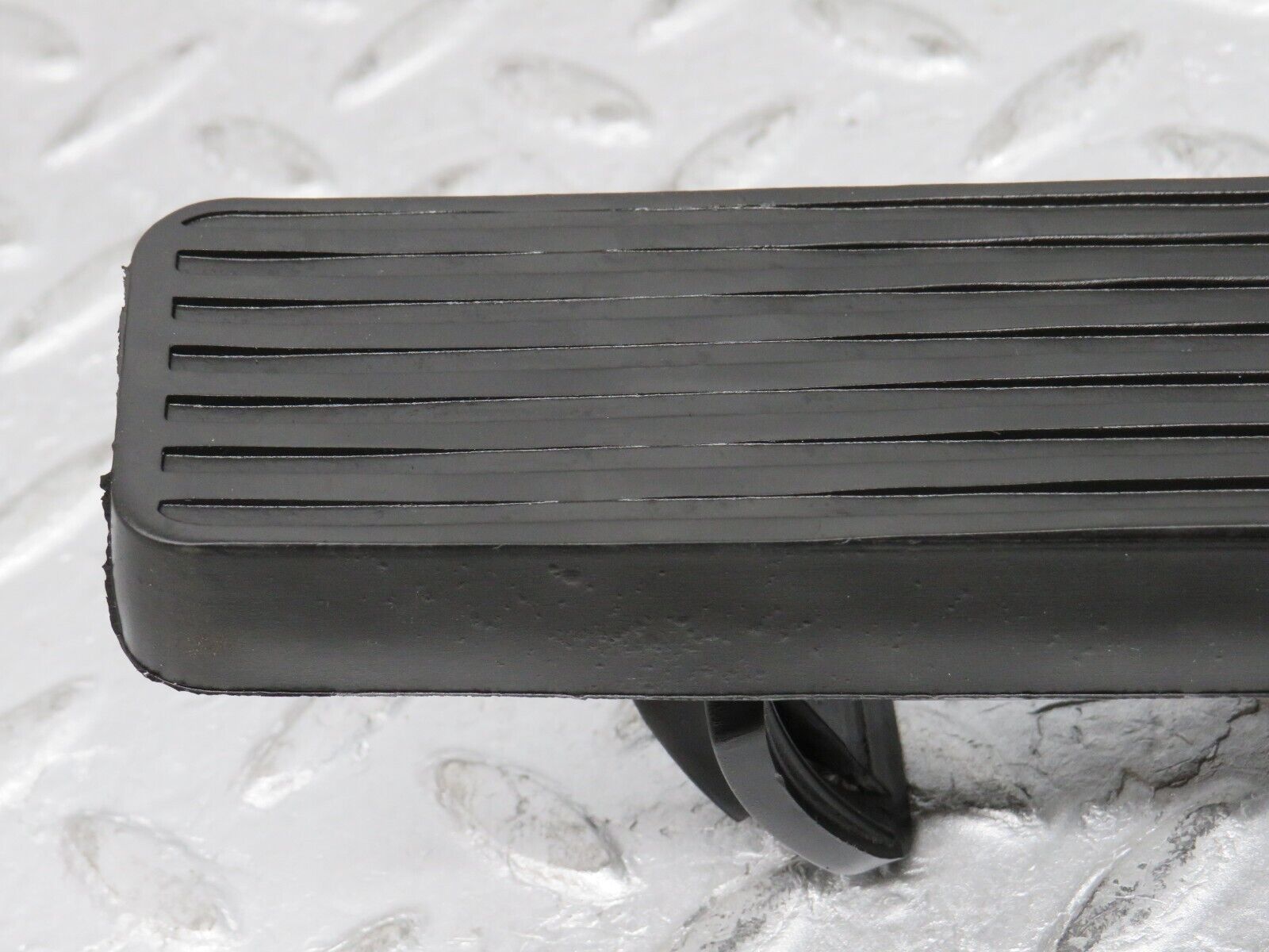 37940 Mercedes-Benz A124 320E Cabriolet Accelerator Pedal With Rubber 1263000504 1233010082
