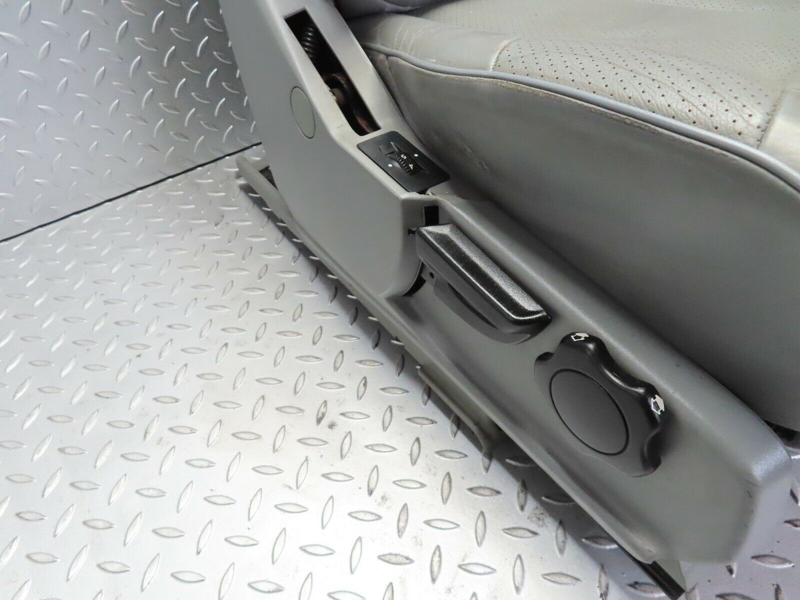 15123 Mercedes-Benz W140 S320 Front Right Seat Leather Grey 1409100250