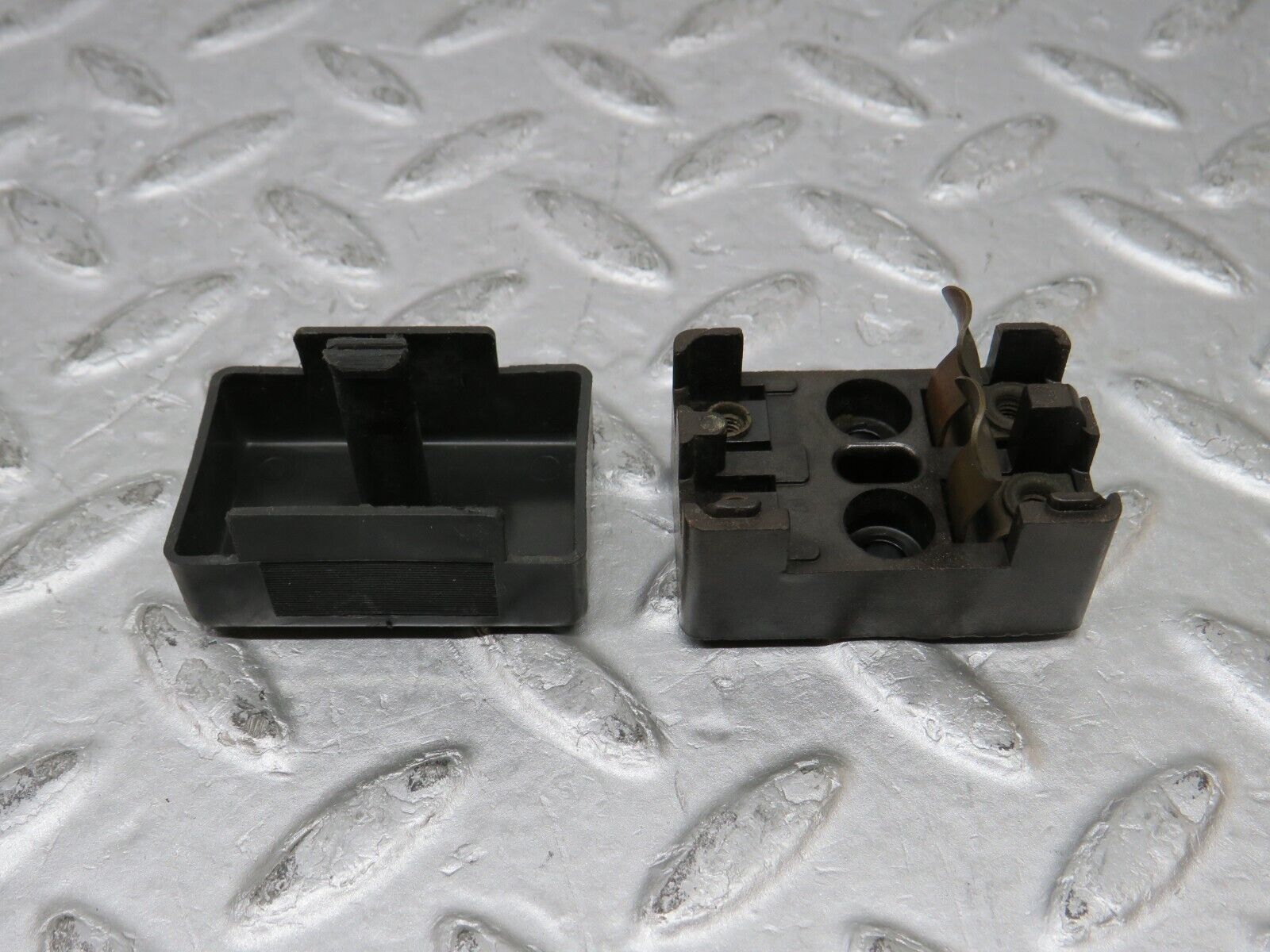 37322 Mercedes-Benz W109 300SEL Fuse Box Connector
