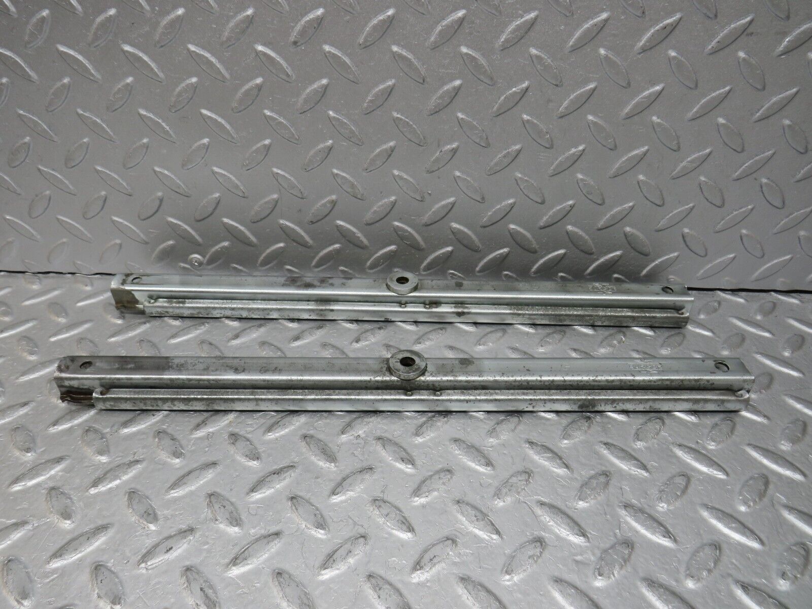 37082 Mercedes-Benz C126 420SEC Coupe Front Right Seat Rail Pair