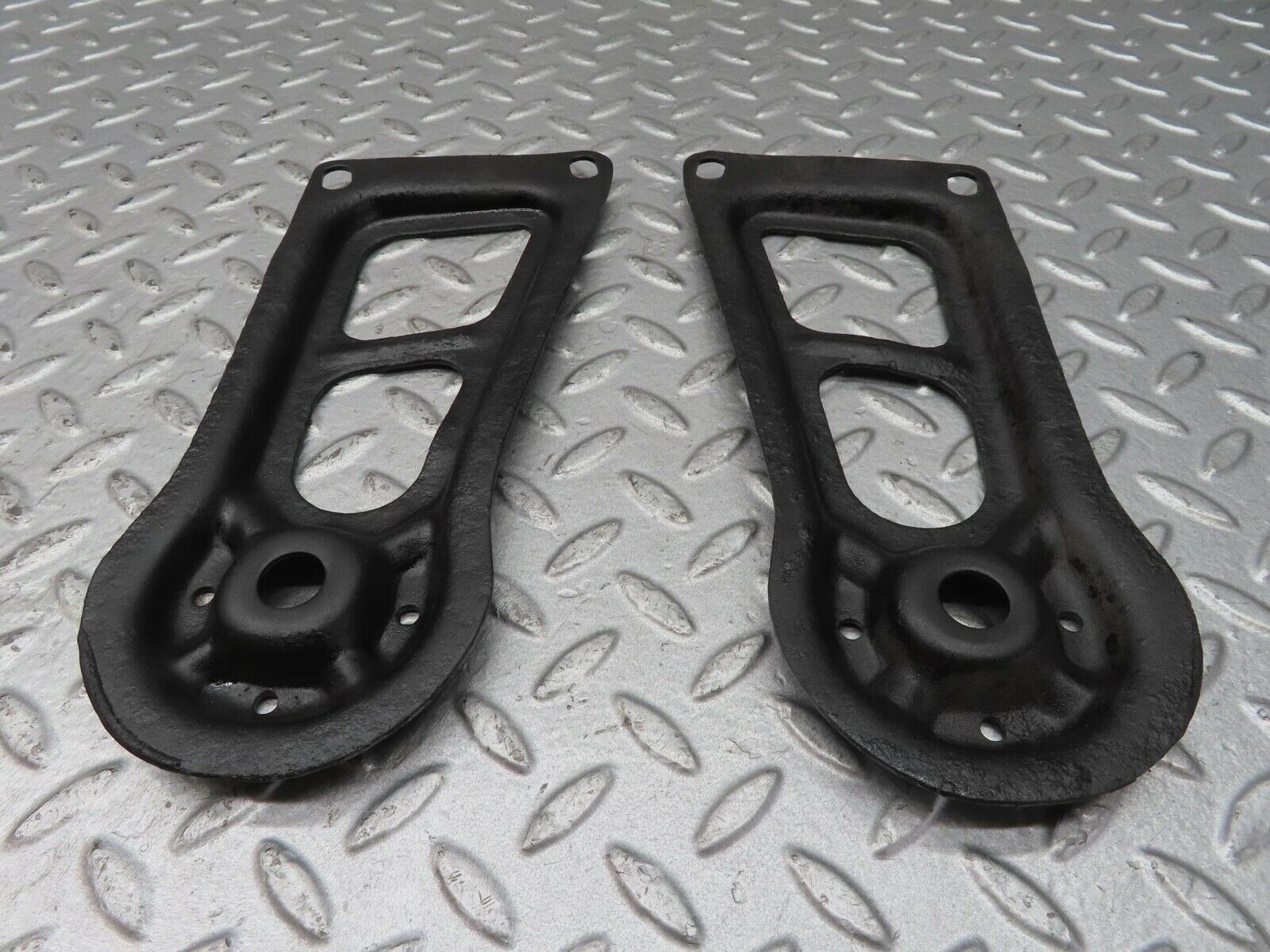 13633 Mercedes-Benz W123 200 Rear Suspension Axle Mounting Bracket