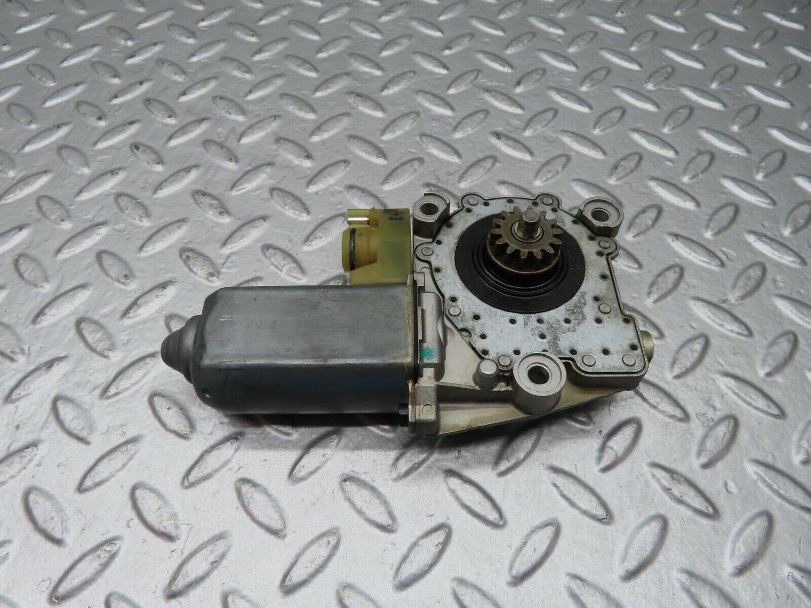 14975 Mercedes-Benz W140 S320 Front Left Window Regulator Motor 0130821504