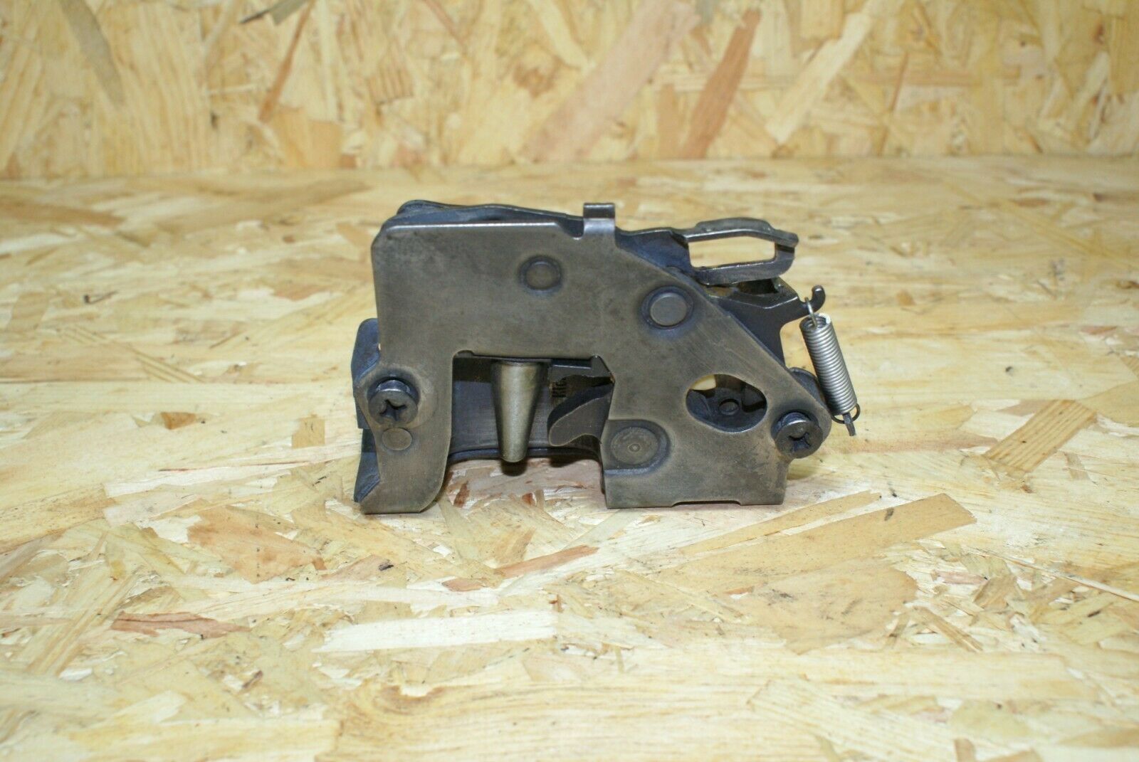 2250 Mercedes-Benz W123 280E Front Right Door Lock N/S