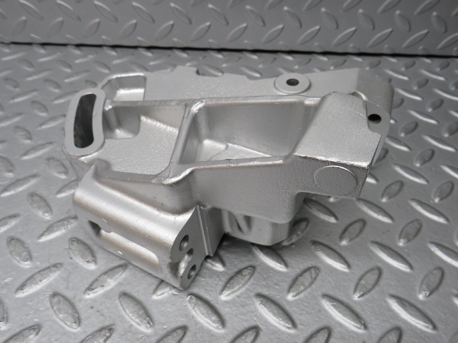 35907 Mercedes-Benz 240D OM616.912 Power Steering Pump Bracket 6172360230