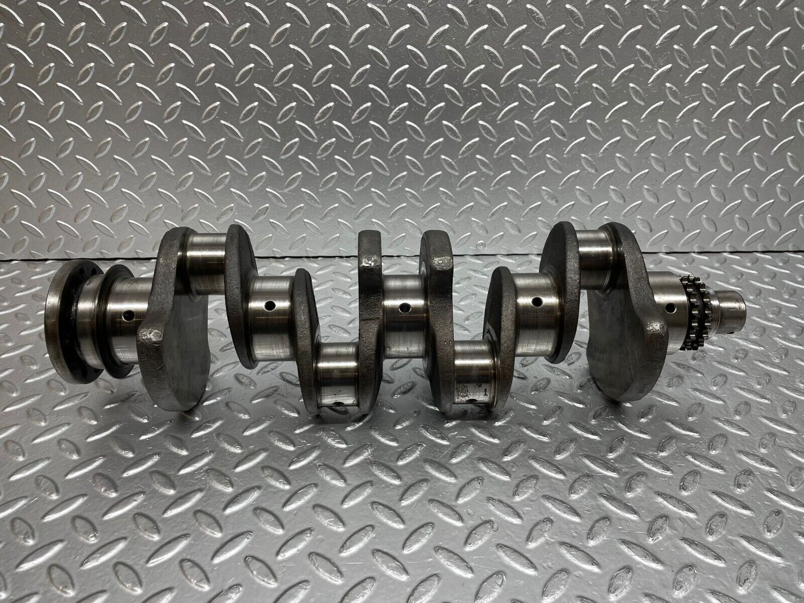 0349 Mercedes-Benz W123 220D Crankshaft  61504