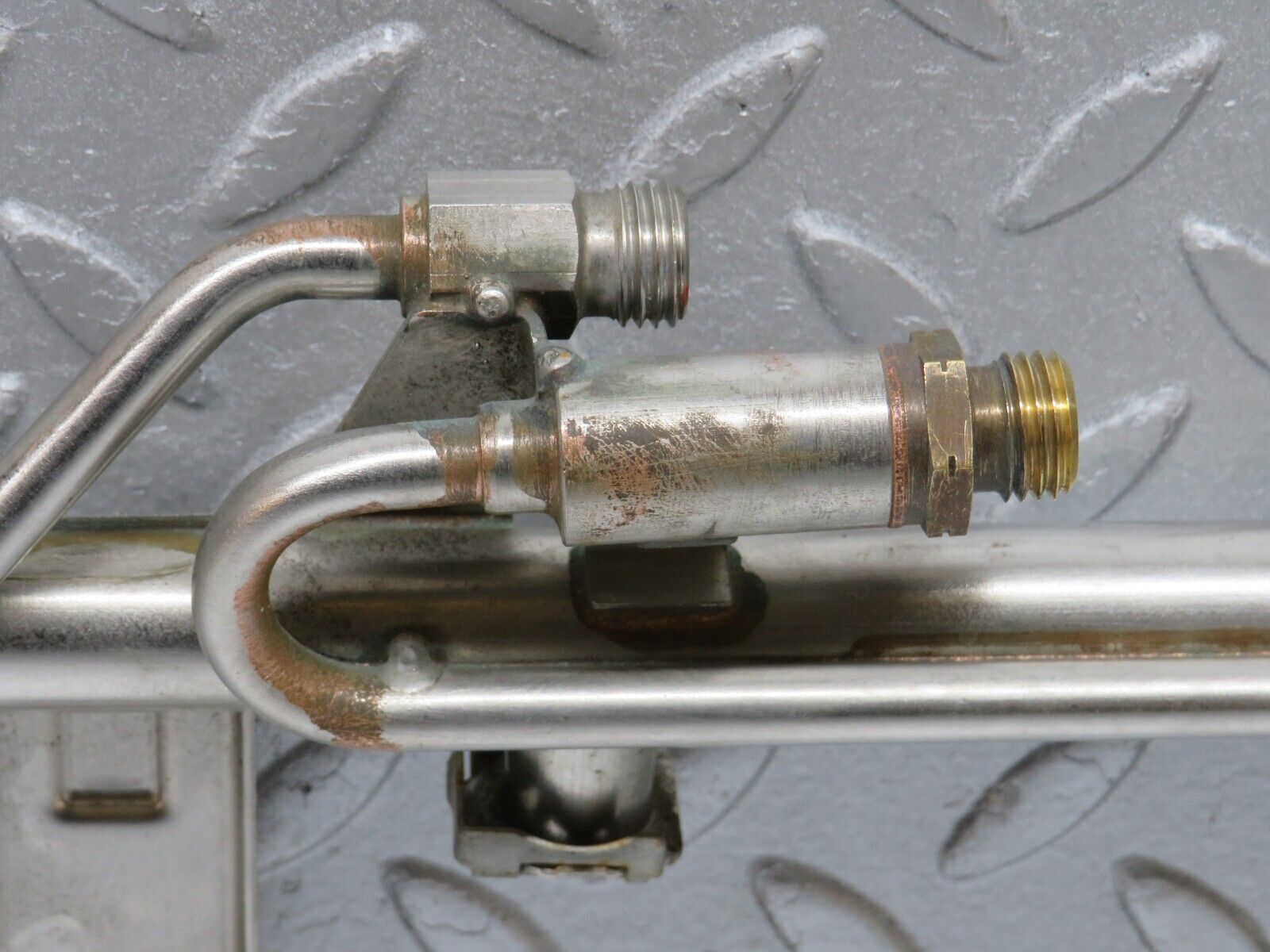 38566 Mercedes-Benz R129 280SL Coupe Fuel Injector Rail