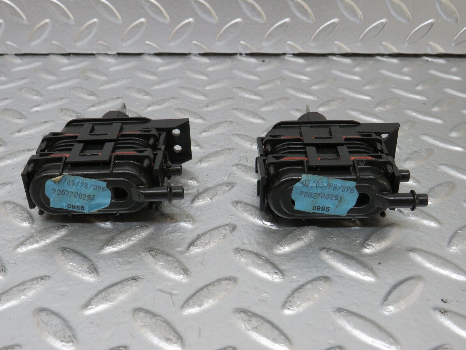 25038 Mercedes-Benz W140 S320 2x Heater Box Vacuum Actuator 9062700252