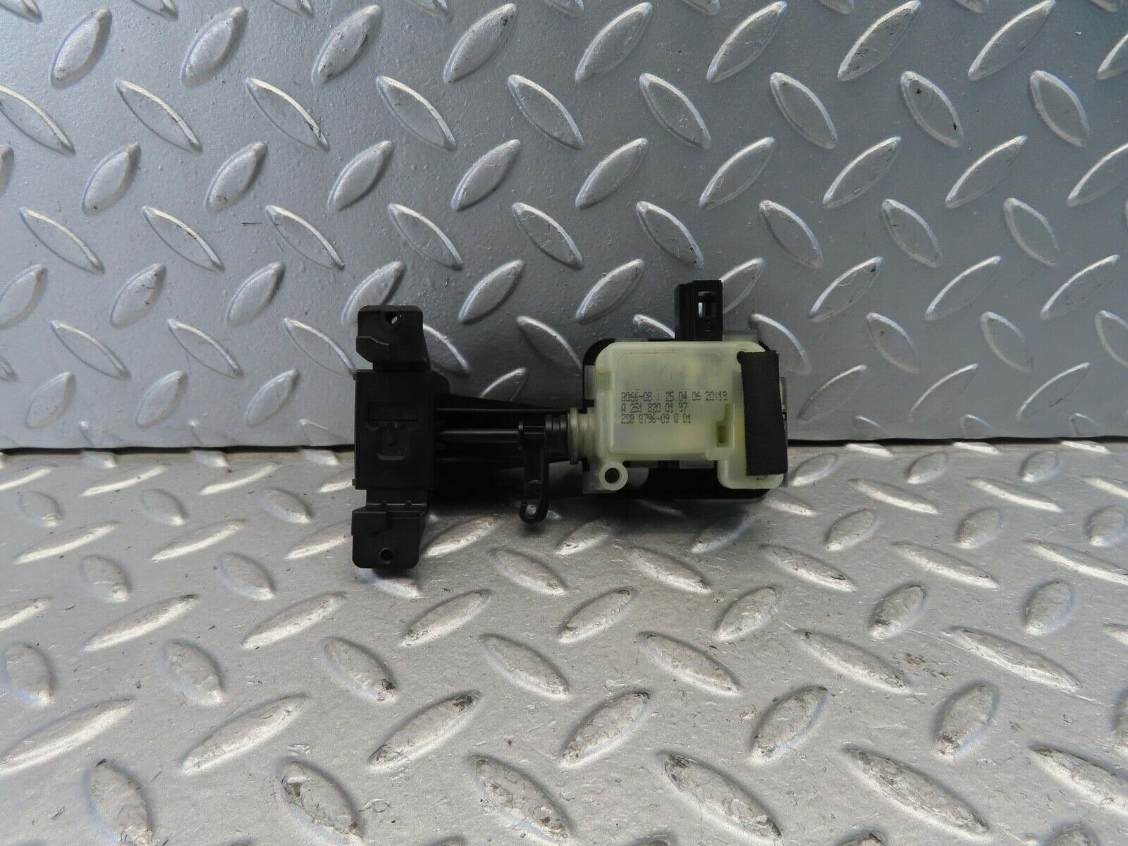 11217 Mercedes-Benz W221 S320 Fuel Tank Flap Cap Lock 2518200197