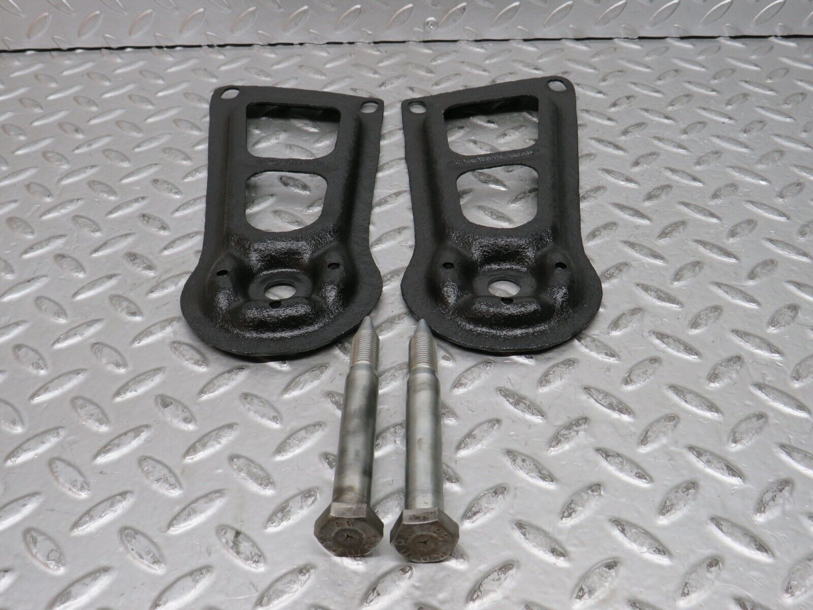 28515 Mercedes-Benz S123 Wagon Rear Suspension Axle Mounting Bracket