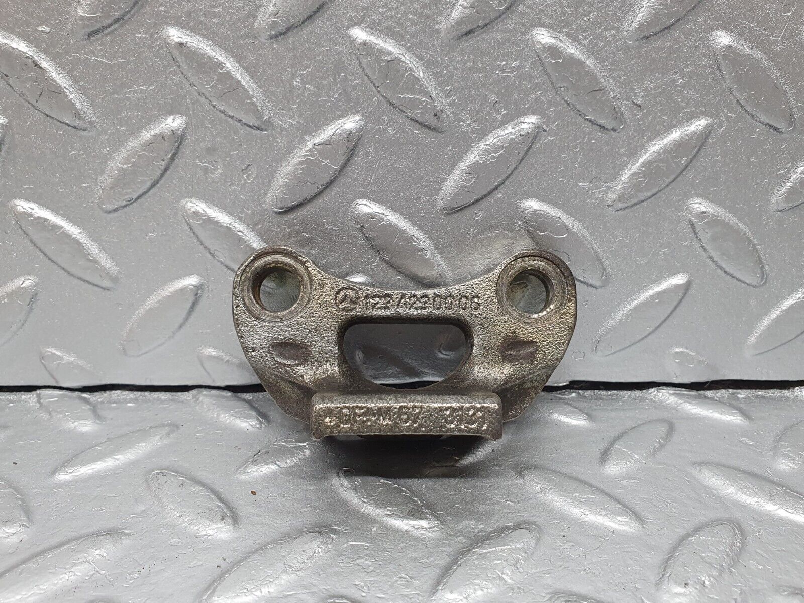 40823 Mercedes-Benz W123 300D Rear Brake Shoes Set Left Side 1234230006