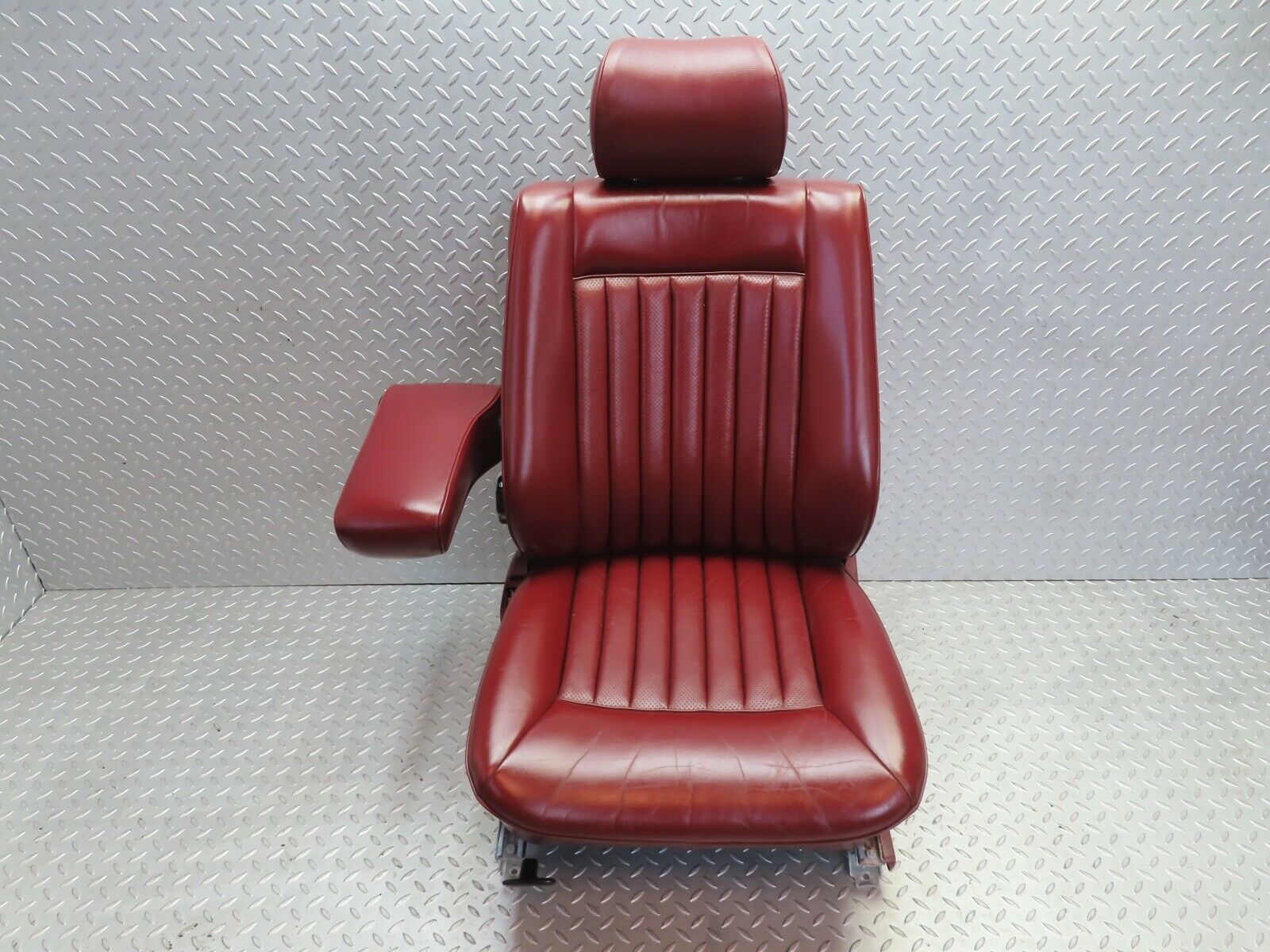 21532 Mercedes-Benz W126 300SE Front Left Seat Red Leather 1269102650
