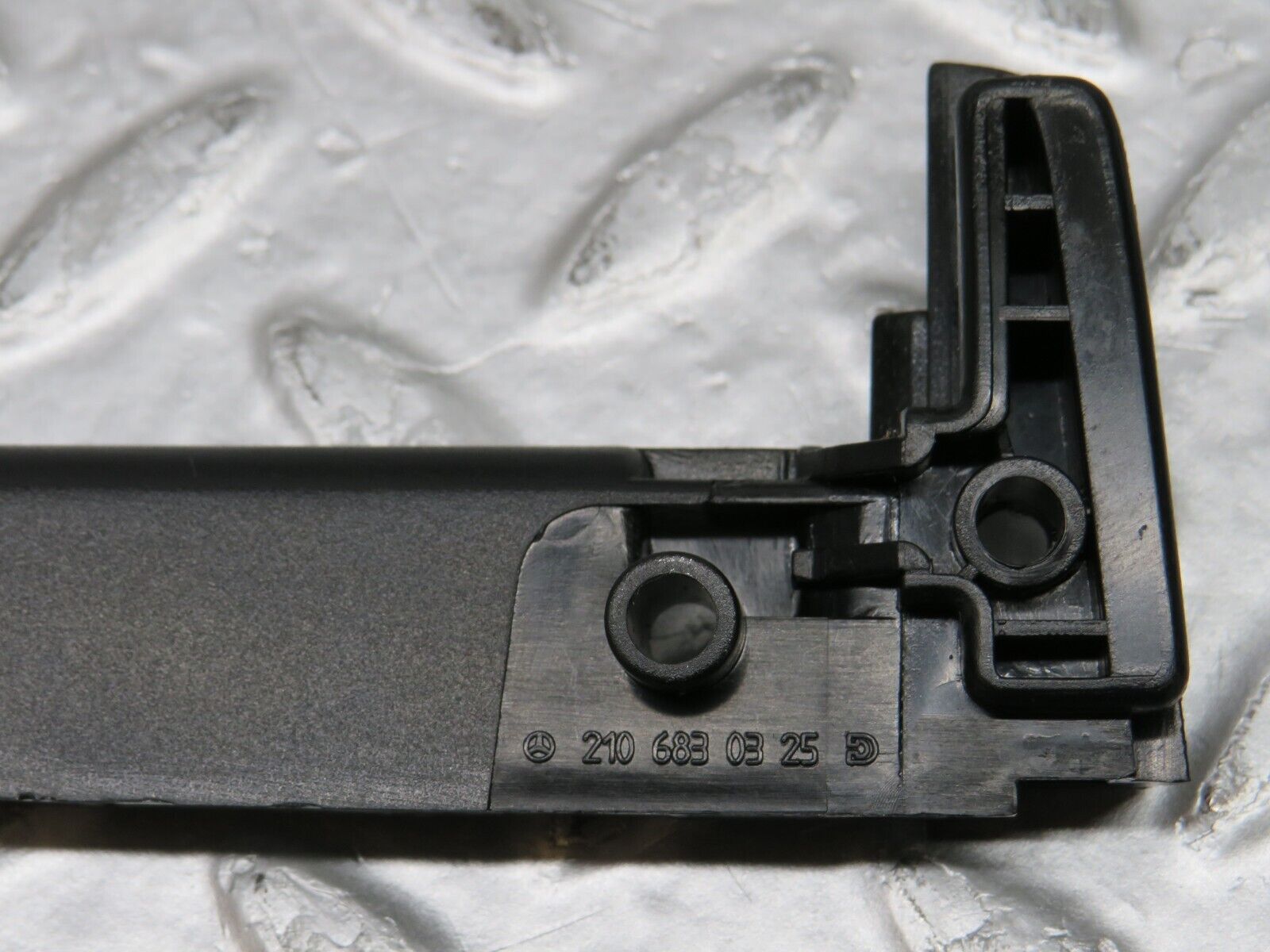 34976 Mercedes-Benz W210 320E Centre Console Bracket 2106891016 2106830325