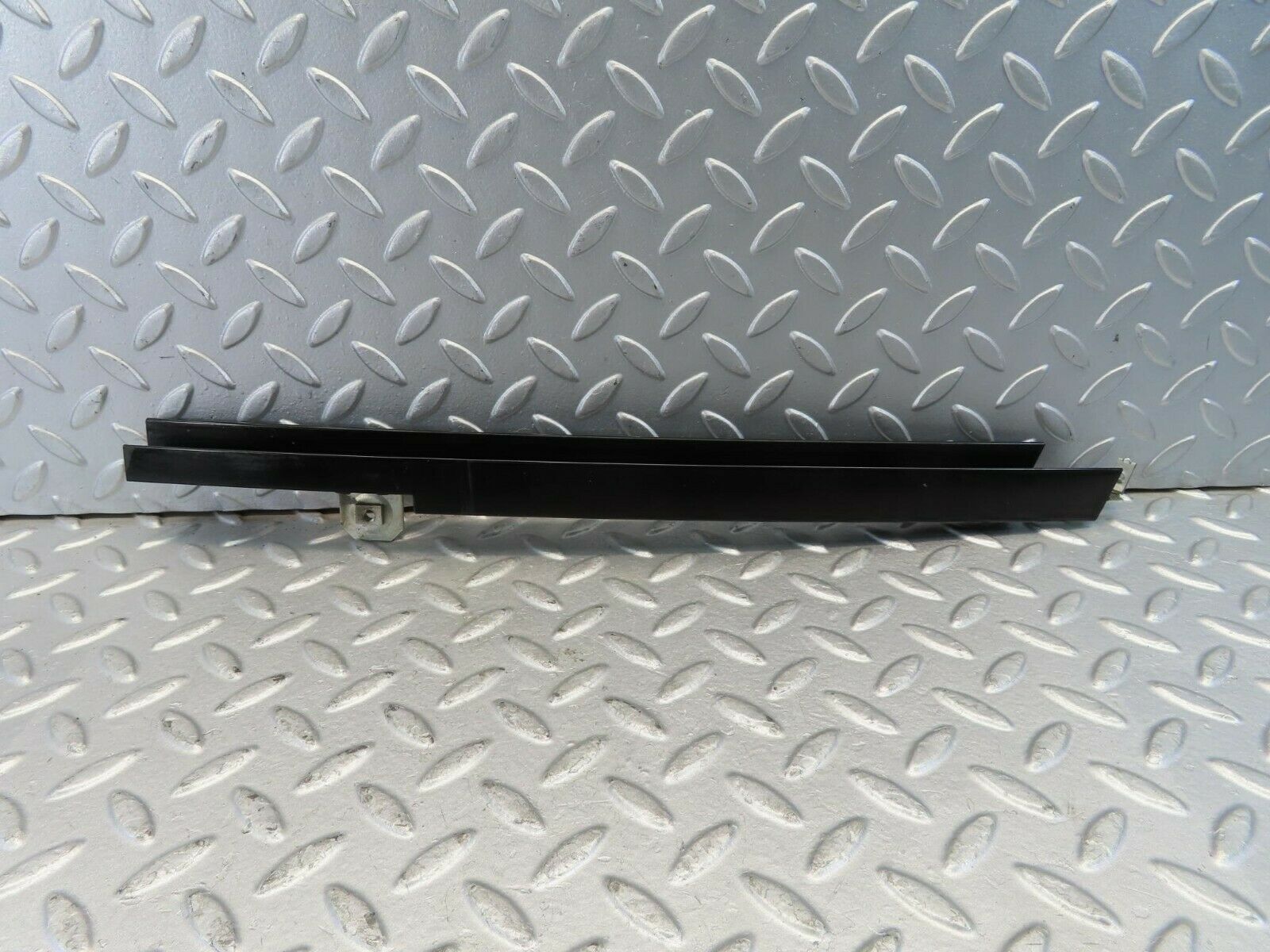 11200 Mercedes-Benz W221 S320 Rear Left Door Window Channel 2217300119