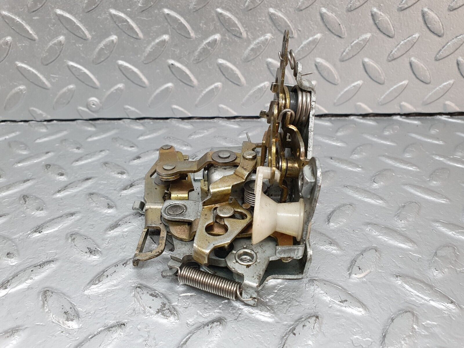 41071 Mercedes-Benz W126 300SE Front Right Door Lock Mechanism No Cover