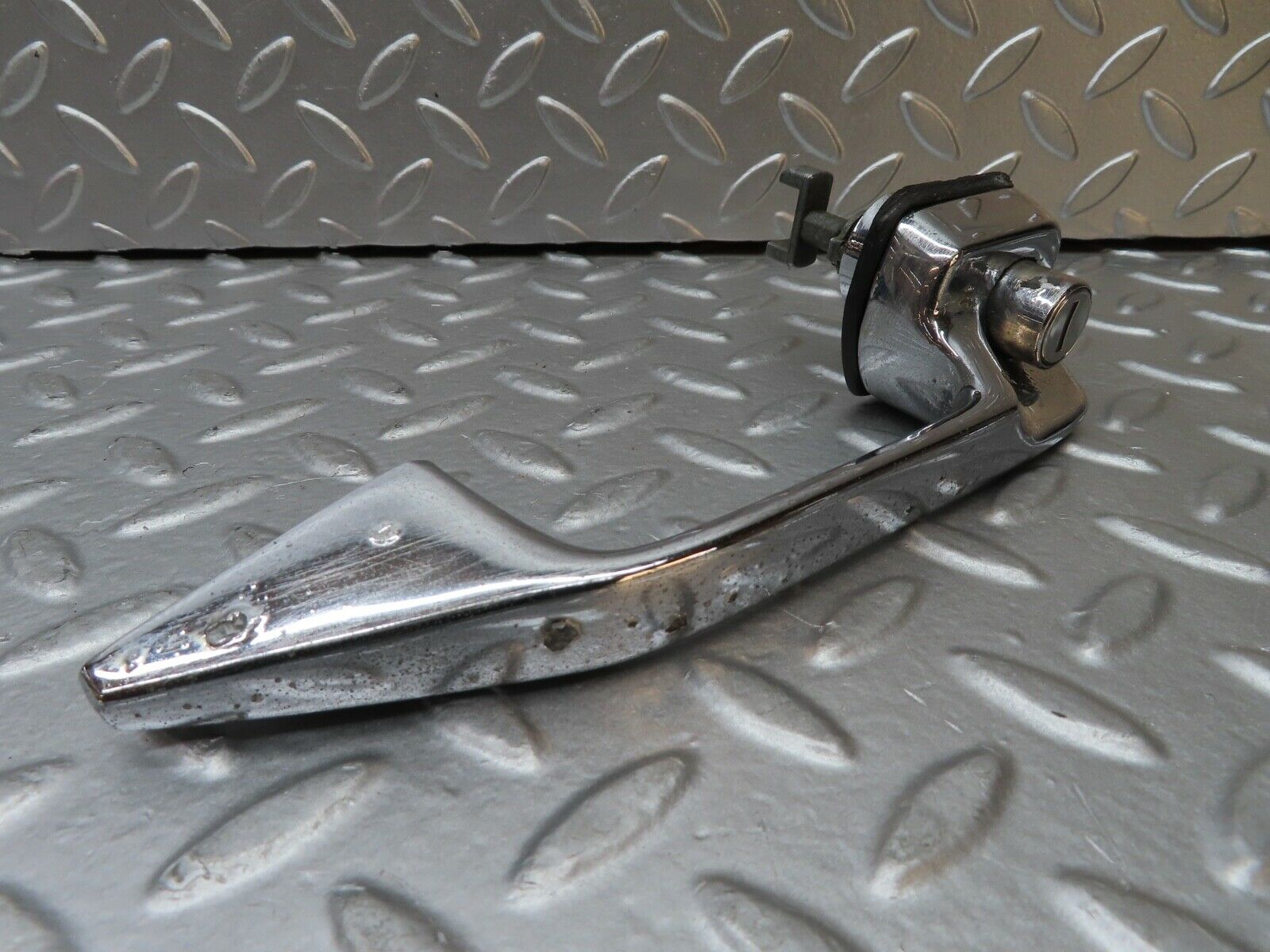 20835 Mercedes-Benz W114 250CE Coupe Door Handle Right No Key 1157660201