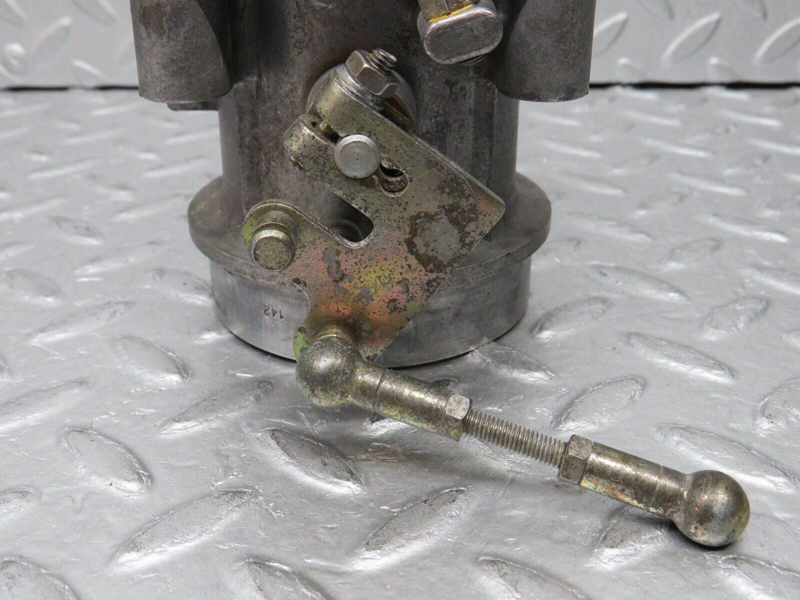 37575 Mercedes-Benz W109 300SEL Throttle Body Valve