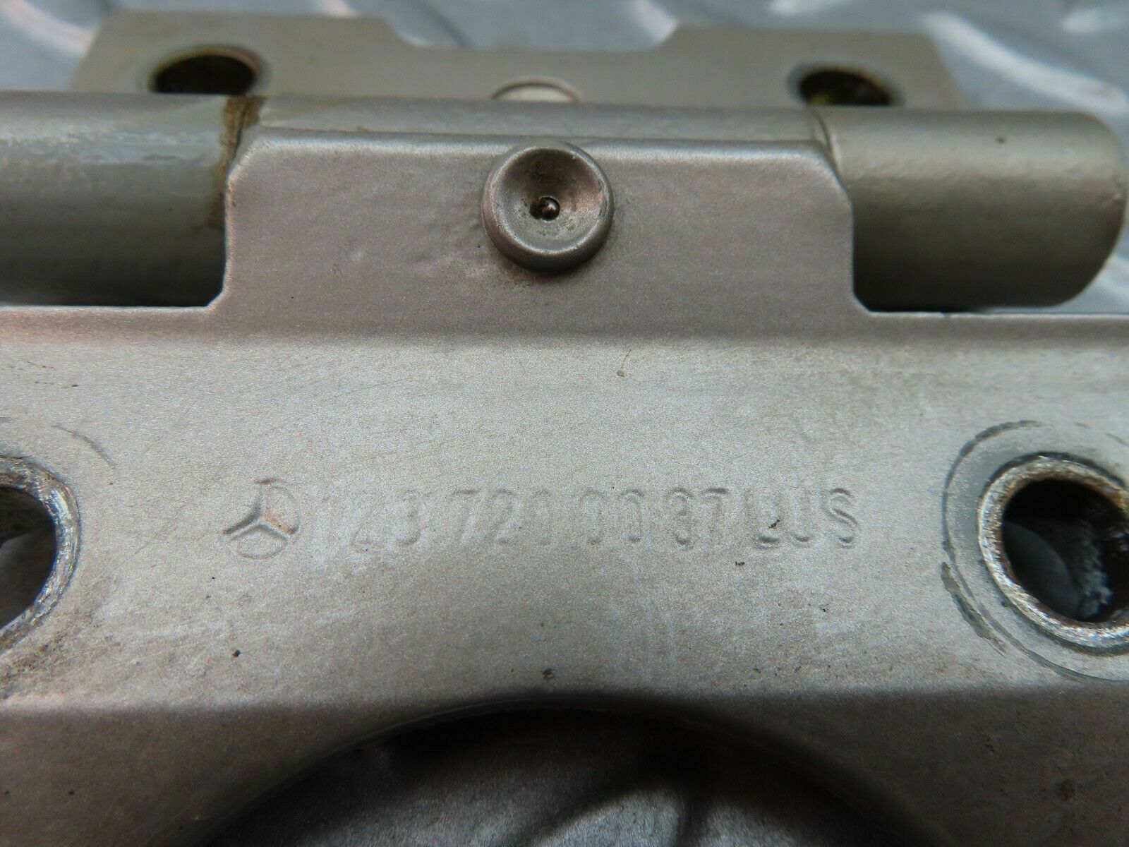 6246 Mercedes-Benz W126 380SE Door Hinge Front Left Pair 1237200037